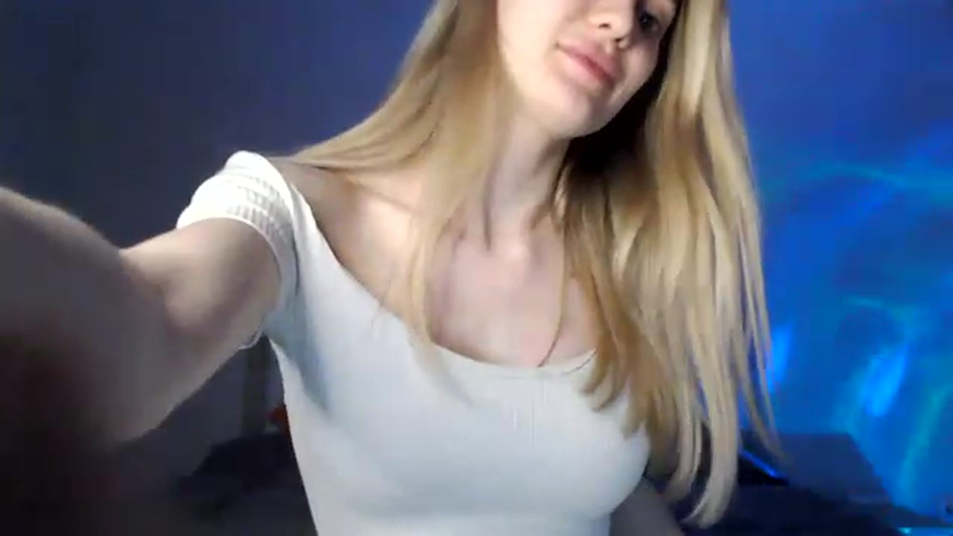 Gallery image thumbnail from Ann_apple's myfreecams stream on, 04/16/2023, 17:56 image 8 of 20