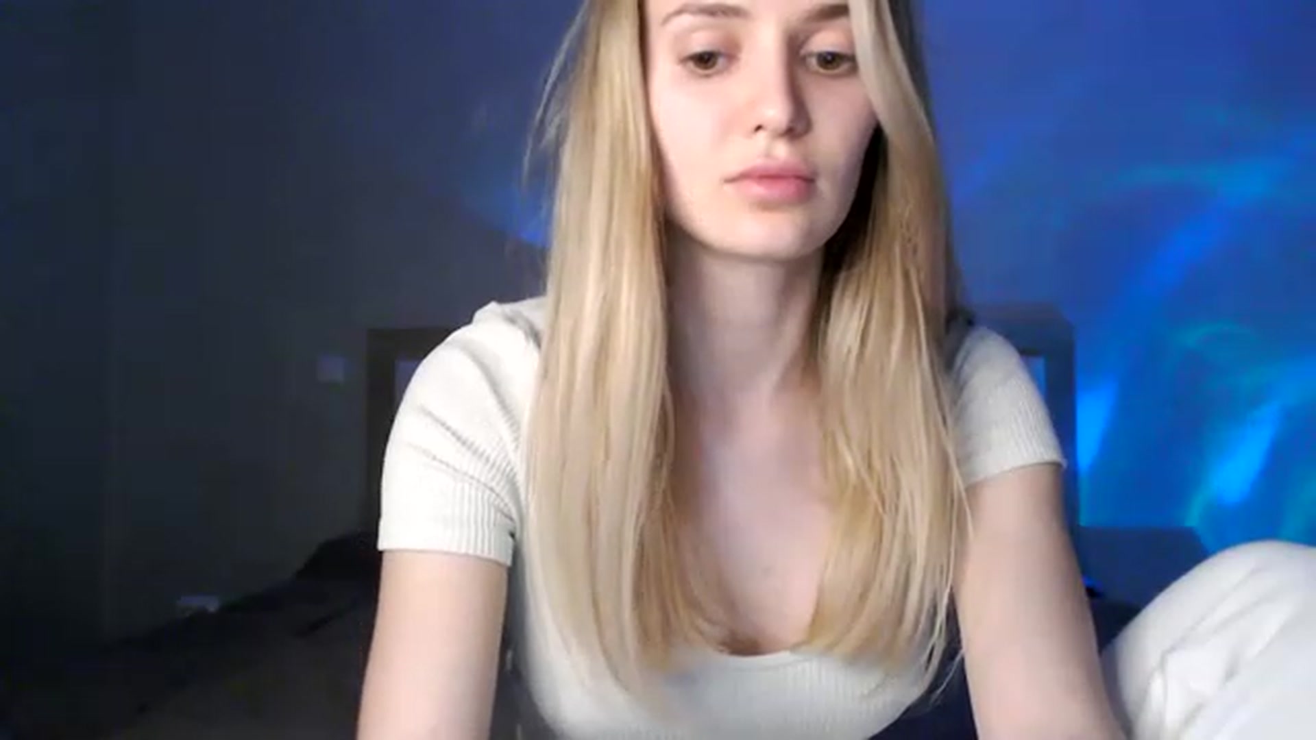 Gallery image thumbnail from Ann_apple's myfreecams stream on, 04/16/2023, 17:56 image 18 of 20