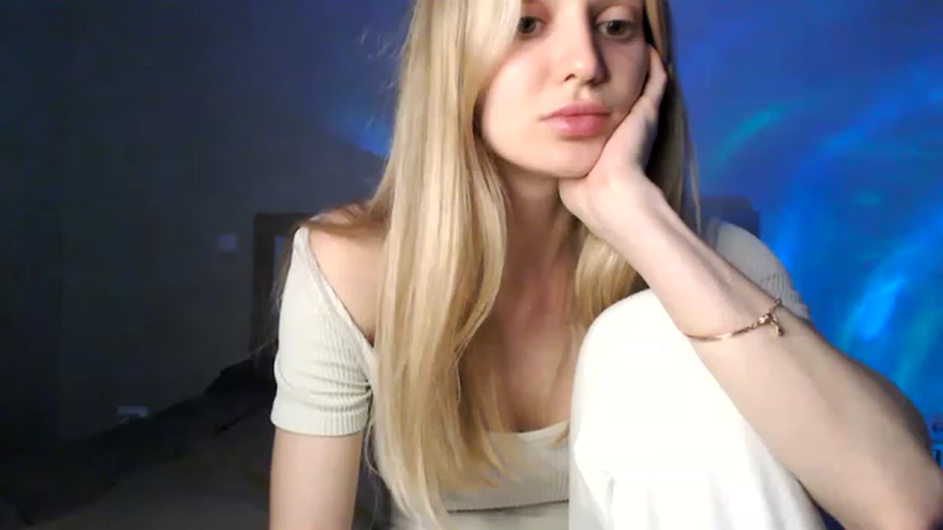 Gallery image thumbnail from Ann_apple's myfreecams stream on, 04/16/2023, 17:56 image 14 of 20