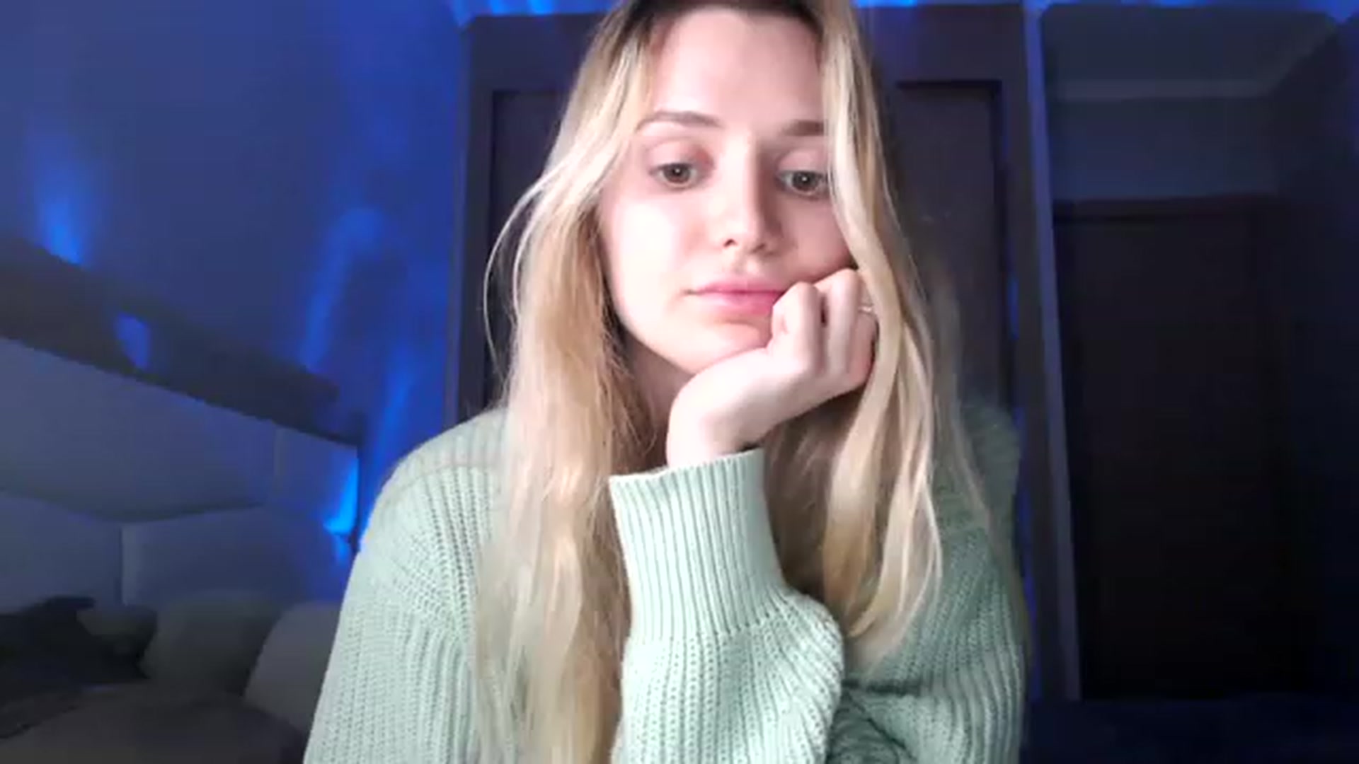 Gallery image thumbnail from Ann_apple's myfreecams stream on, 04/19/2023, 19:01 image 14 of 20