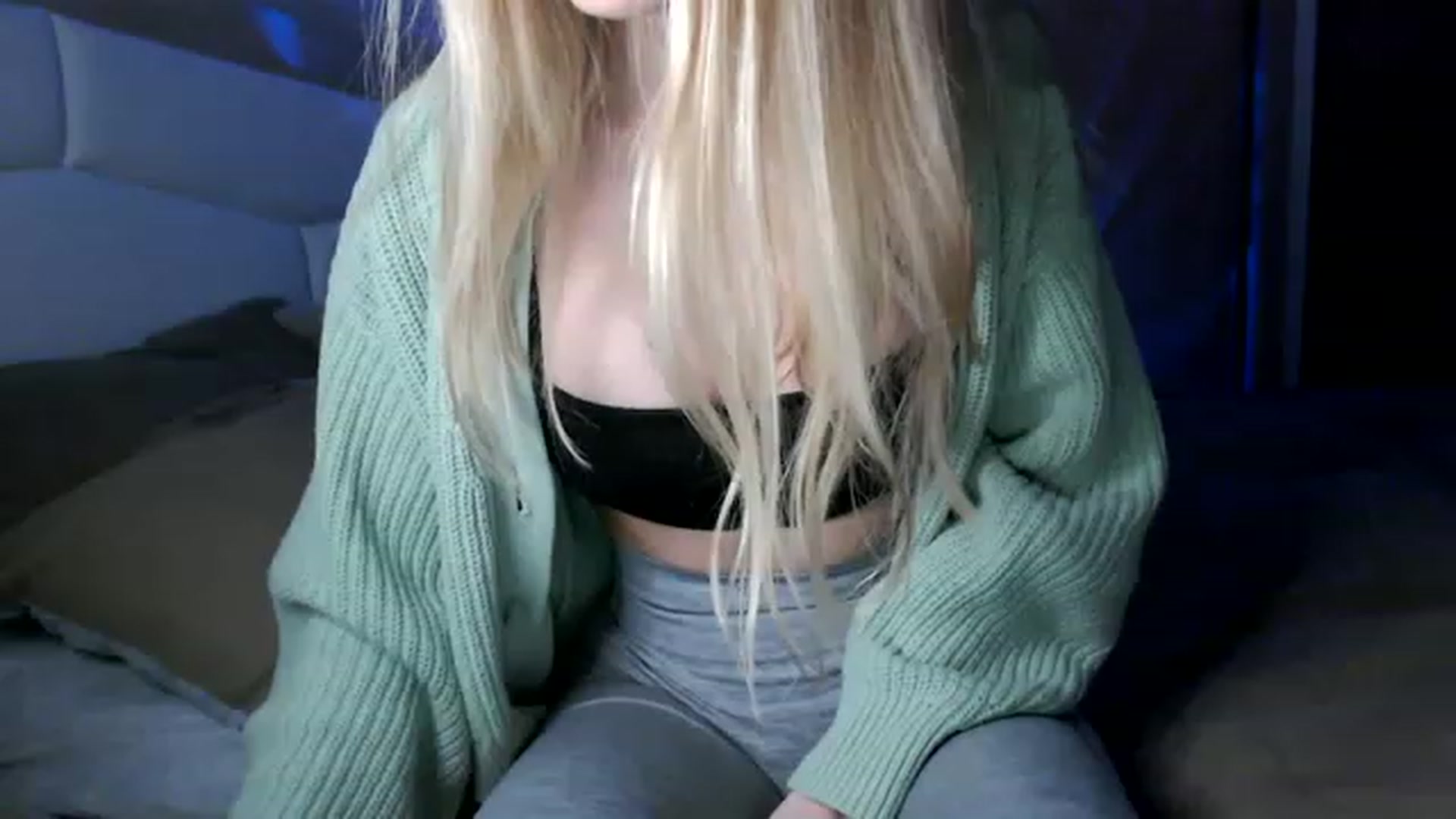 Gallery image thumbnail from Ann_apple's myfreecams stream on, 04/19/2023, 19:01 image 18 of 20