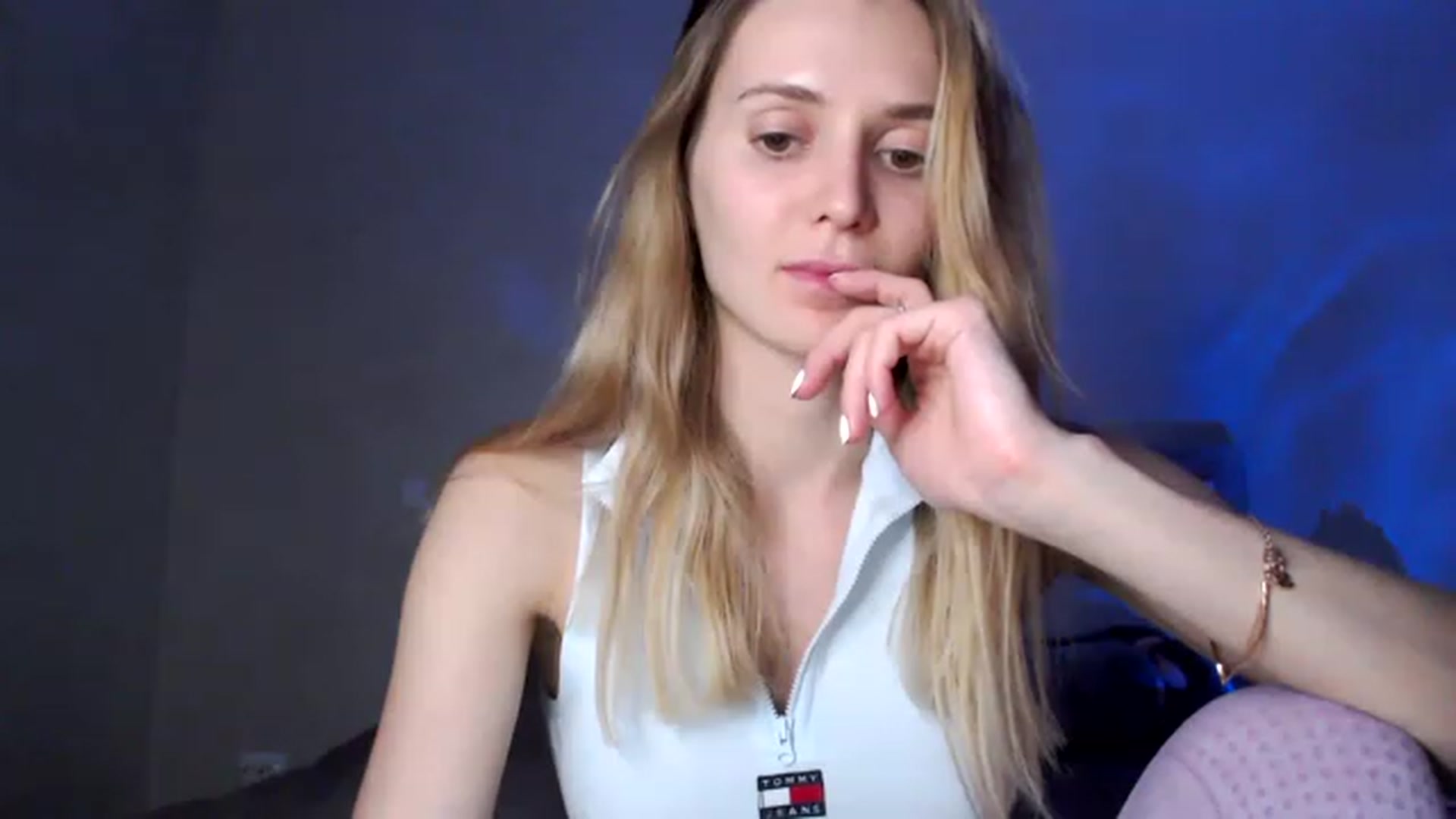 Gallery image thumbnail from Ann_apple's myfreecams stream on, 04/28/2023, 19:23 image 3 of 20