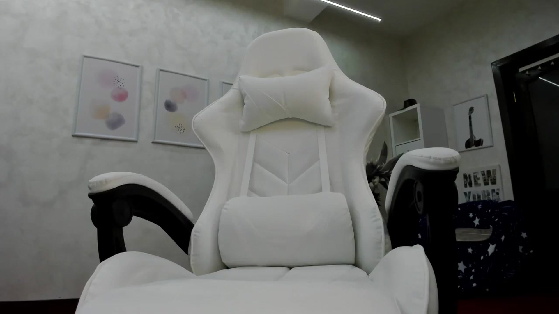 Gallery image thumbnail from Anna9191's myfreecams stream on, 12/21/2024, 11:51 image 15 of 20