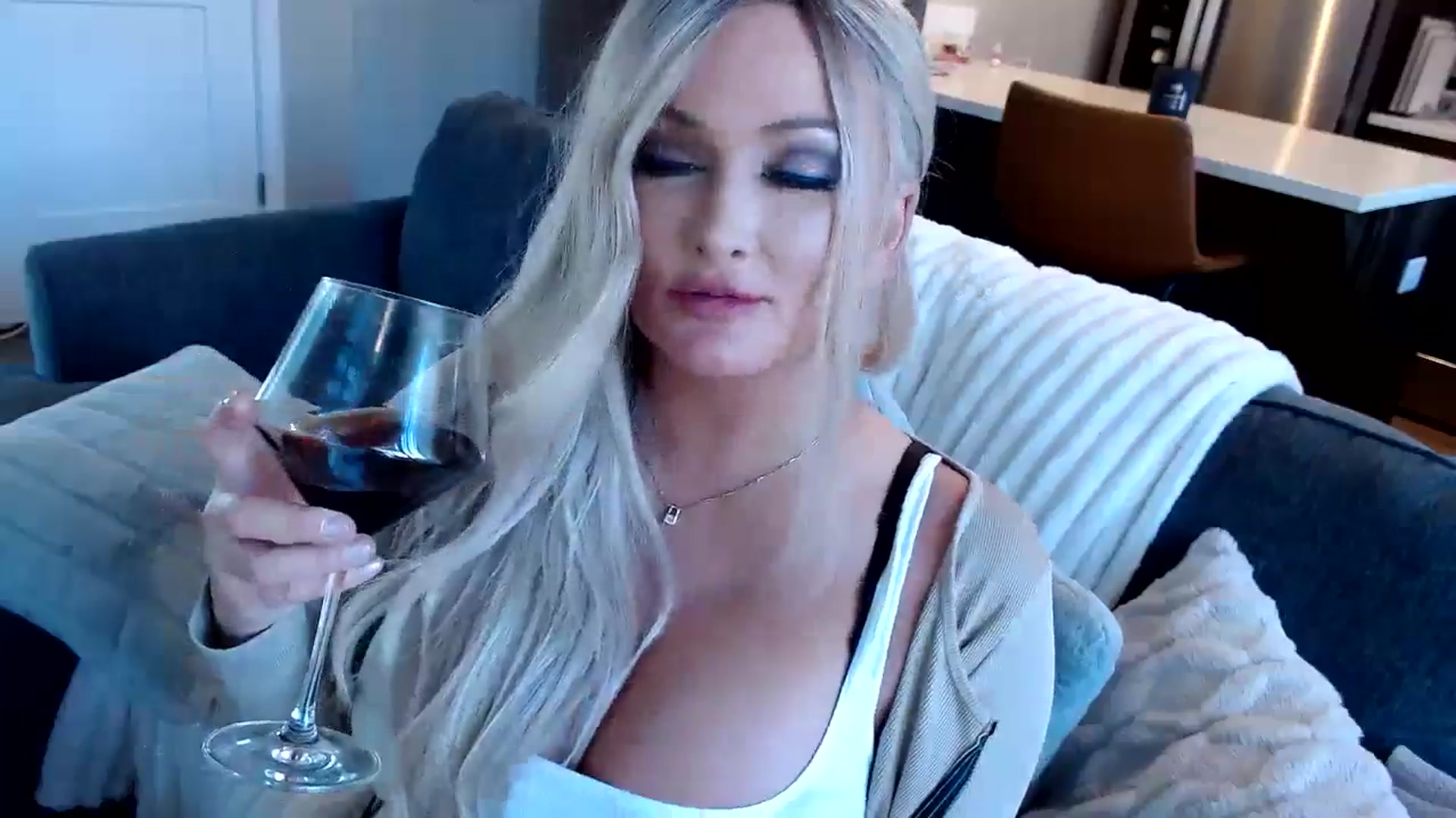 Gallery image thumbnail from AnnaBellamy's myfreecams stream on, 04/30/2024, 01:52 image 5 of 20
