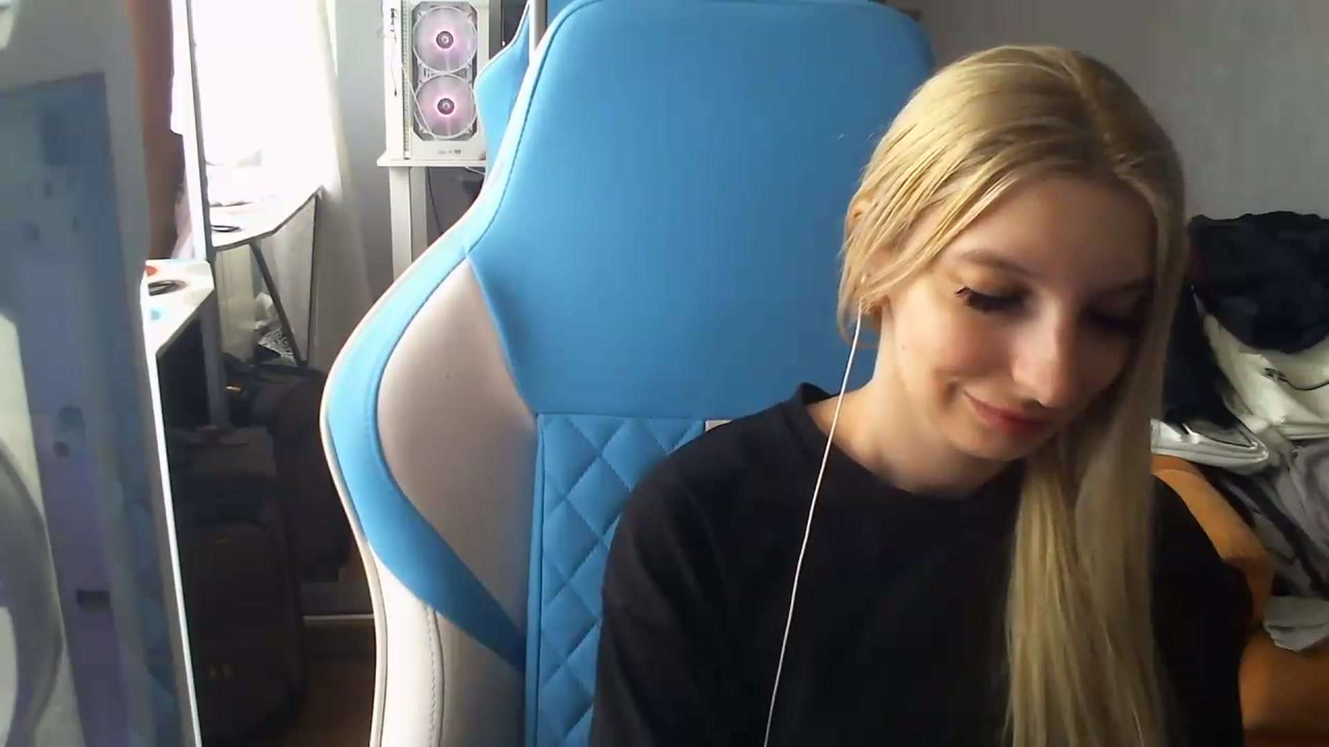 Gallery image thumbnail from AnnaBllake's myfreecams stream on, 08/27/2026, 09:24 image 13 of 20