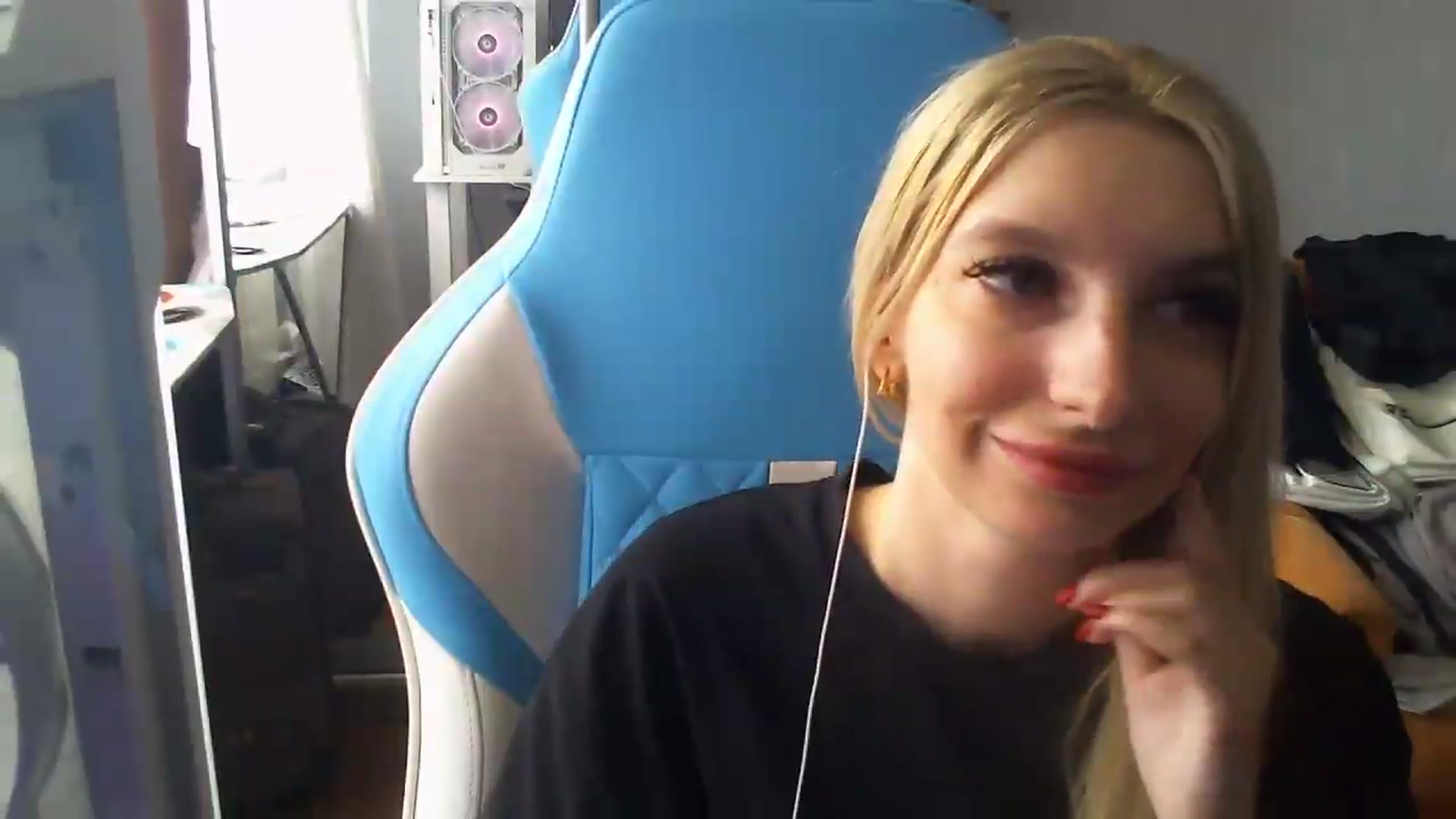 Gallery image thumbnail from AnnaBllake's myfreecams stream on, 08/27/2026, 09:24 image 12 of 20