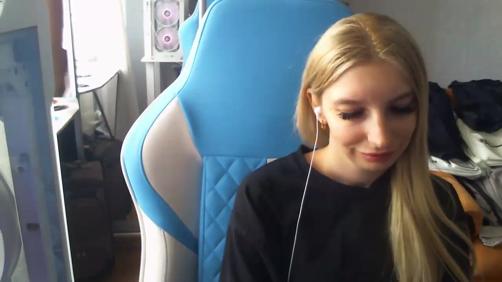 Gallery image thumbnail from AnnaBllake's myfreecams stream on, 08/27/2026, 09:24 image 7 of 20