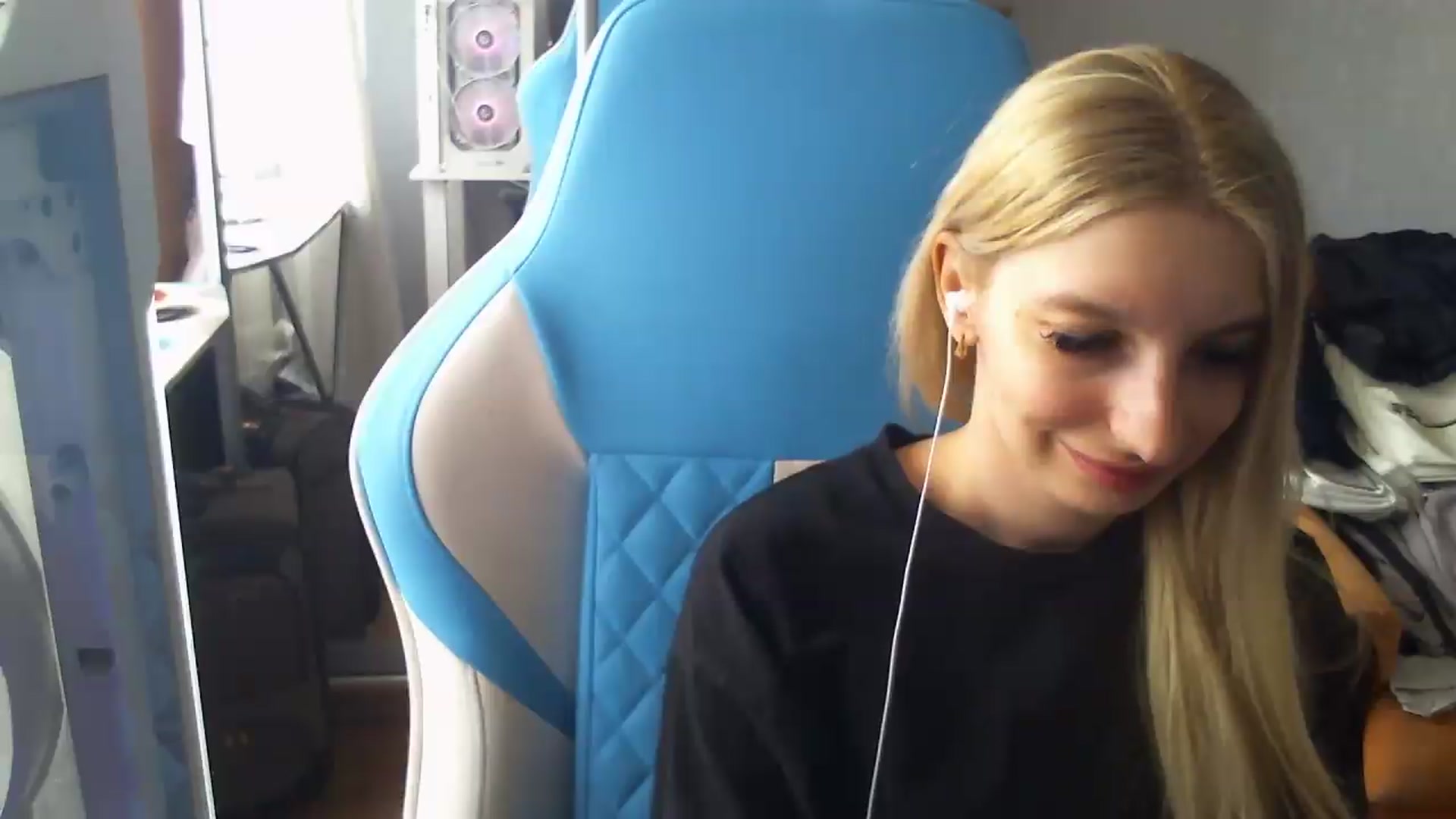 Gallery image thumbnail from AnnaBllake's myfreecams stream on, 08/27/2026, 09:24 image 8 of 20