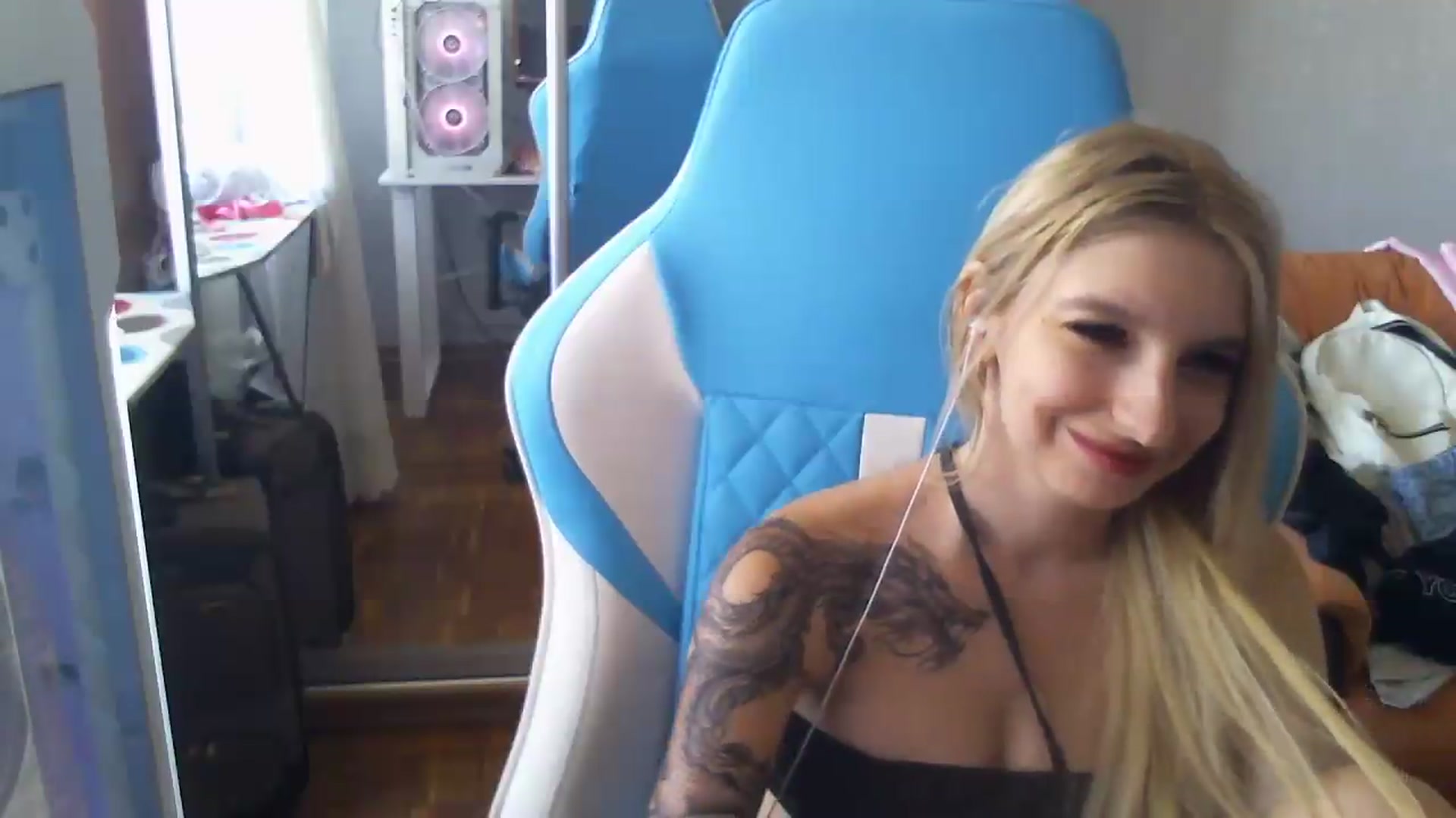 Gallery image thumbnail from AnnaBllake's myfreecams stream on, 08/29/2026, 12:53 image 8 of 20