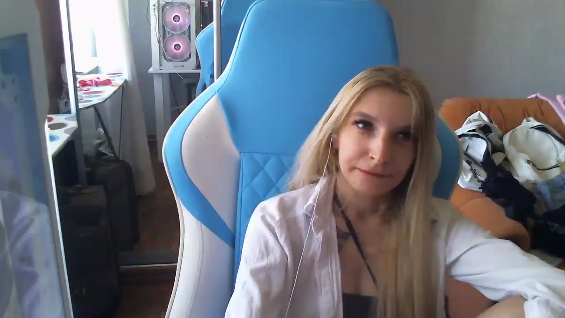 Gallery image thumbnail from AnnaBllake's myfreecams stream on, 08/29/2026, 12:53 image 17 of 20