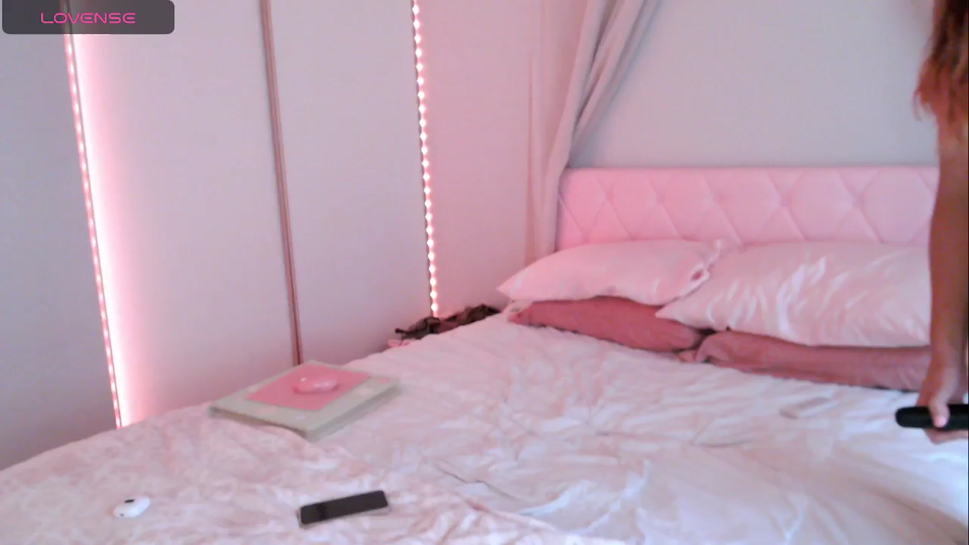 Gallery image thumbnail from AnnaFaux's myfreecams stream on, 05/19/2024, 24:03 image 4 of 20