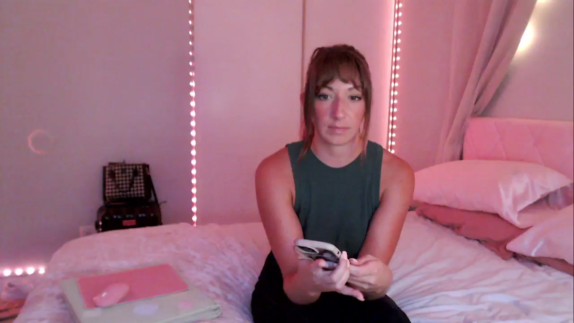 Gallery image thumbnail from AnnaFaux's myfreecams stream on, 06/19/2024, 23:57 image 9 of 20