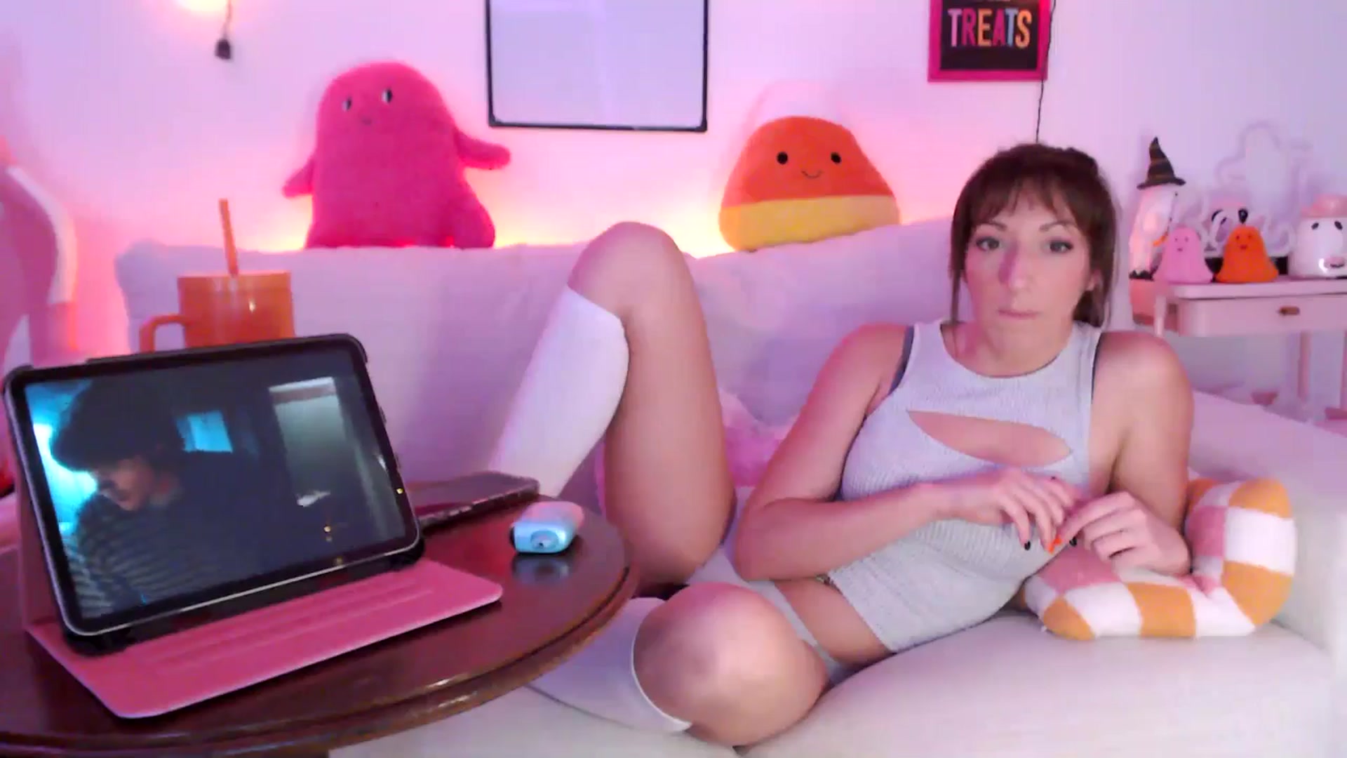 Gallery image thumbnail from AnnaFaux's myfreecams stream on, 10/19/2024, 19:38 image 16 of 20