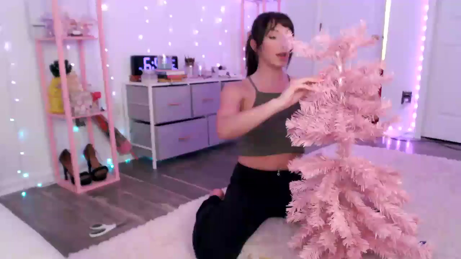 Gallery image thumbnail from AnnaFaux's myfreecams stream on, 12/04/2024, 24:00 image 17 of 20