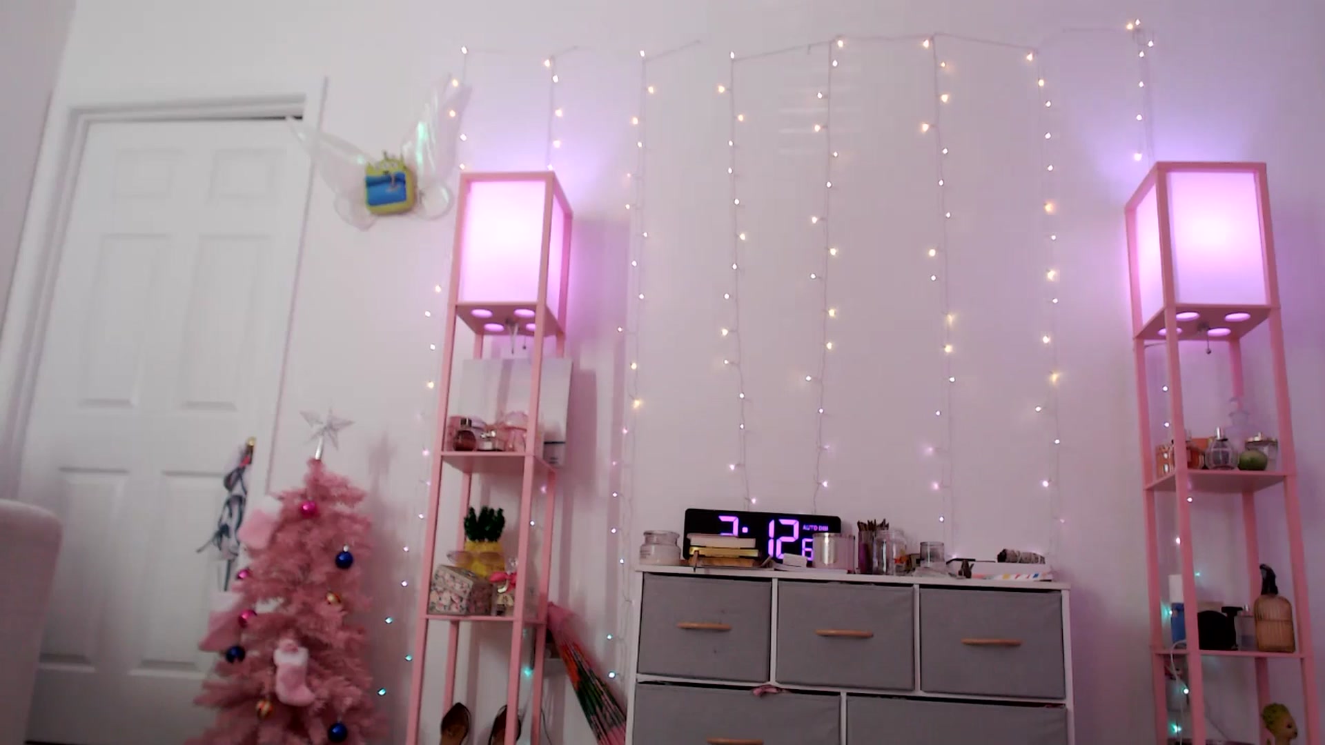Gallery image thumbnail from AnnaFaux's myfreecams stream on, 01/04/2025, 19:20 image 17 of 20