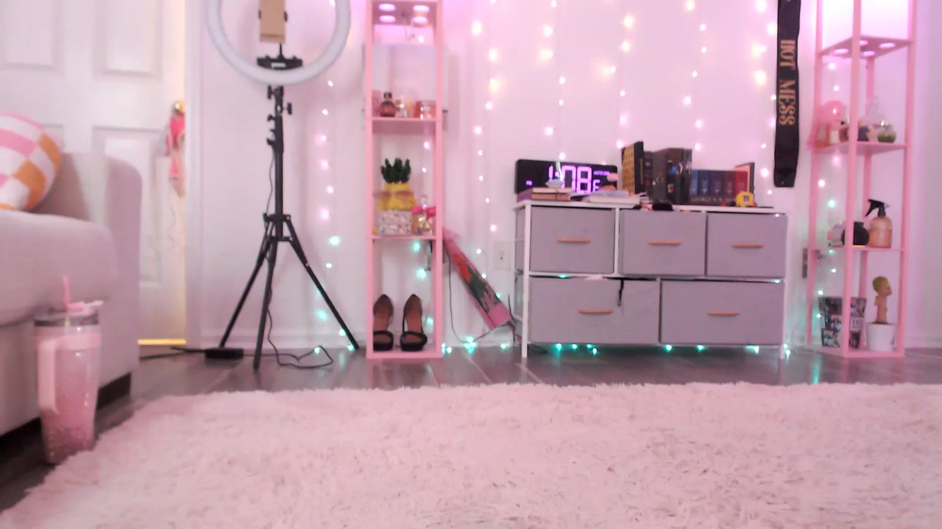 Gallery image thumbnail from AnnaFaux's myfreecams stream on, 03/28/2025, 17:14 image 19 of 20