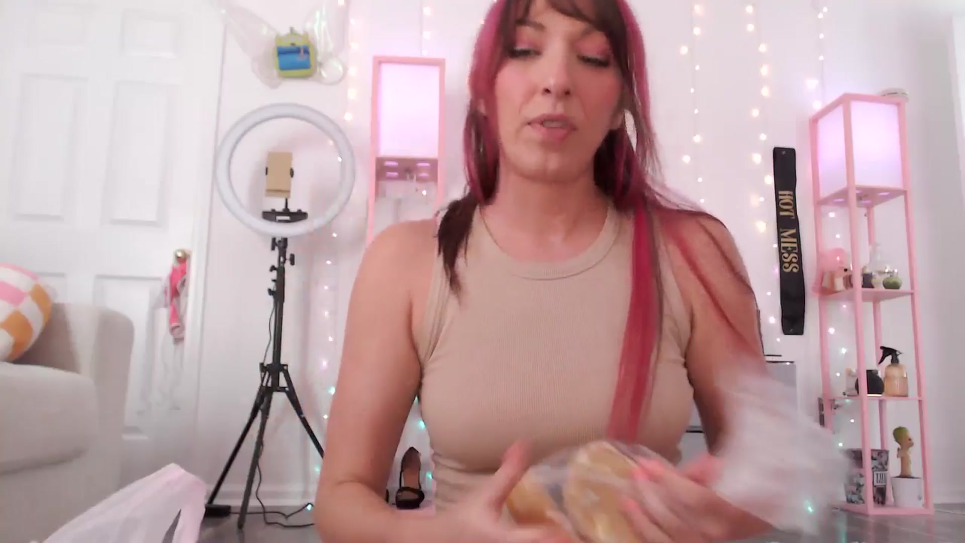 Gallery image thumbnail from AnnaFaux's myfreecams stream on, 03/28/2025, 20:19 image 4 of 20