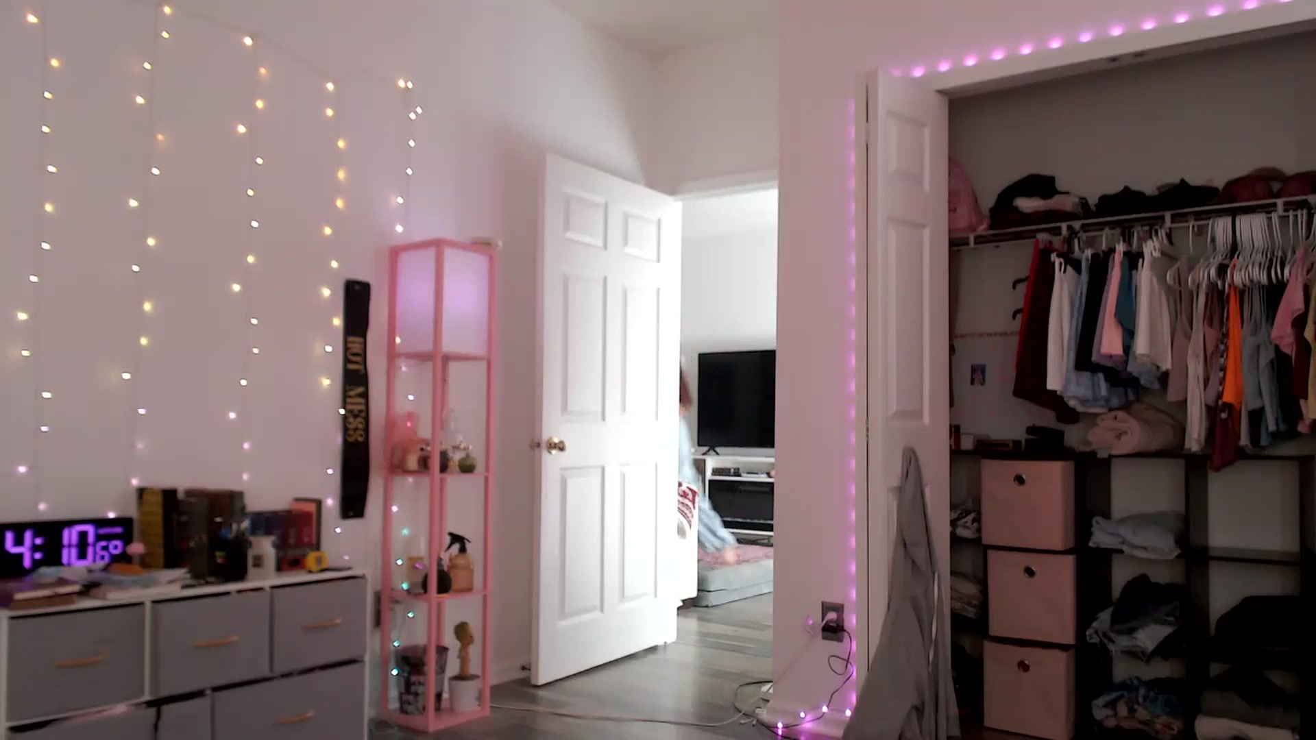 Gallery image thumbnail from AnnaFaux's myfreecams stream on, 03/28/2025, 20:19 image 17 of 20