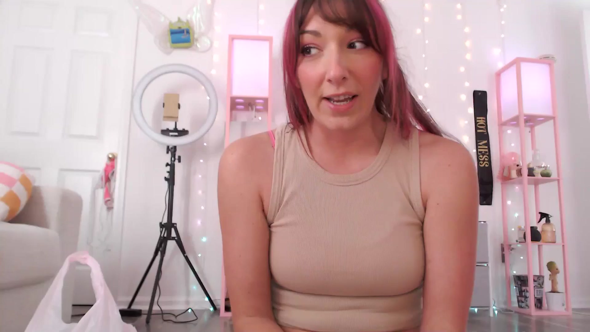 Gallery image thumbnail from AnnaFaux's myfreecams stream on, 03/28/2025, 20:19 image 1 of 20