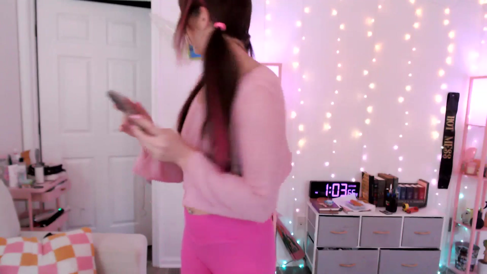 Gallery image thumbnail from AnnaFaux's myfreecams stream on, 04/11/2025, 17:27 image 17 of 20