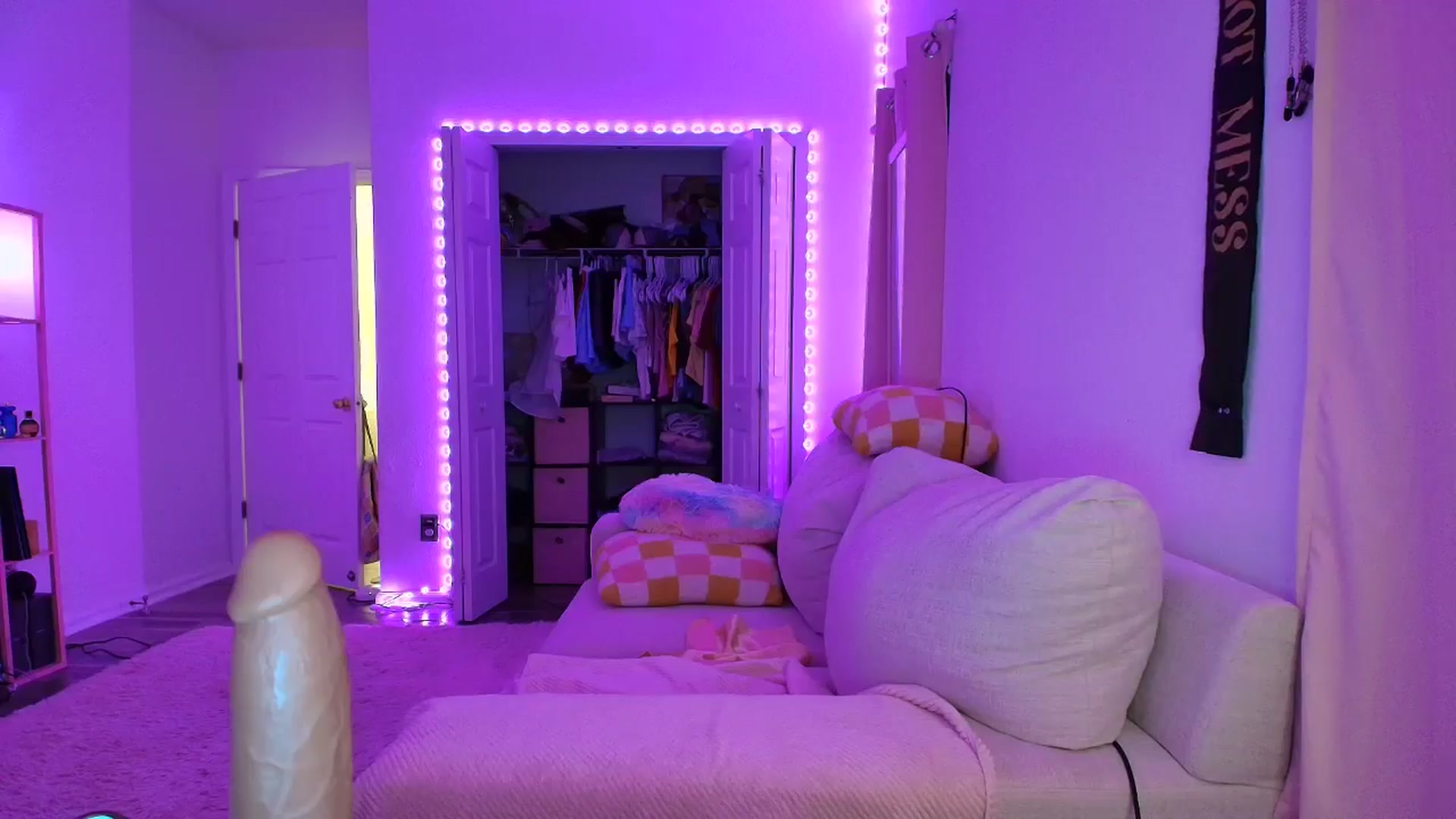 Gallery image thumbnail from AnnaFaux's myfreecams stream on, 07/25/2025, 02:01 image 17 of 20