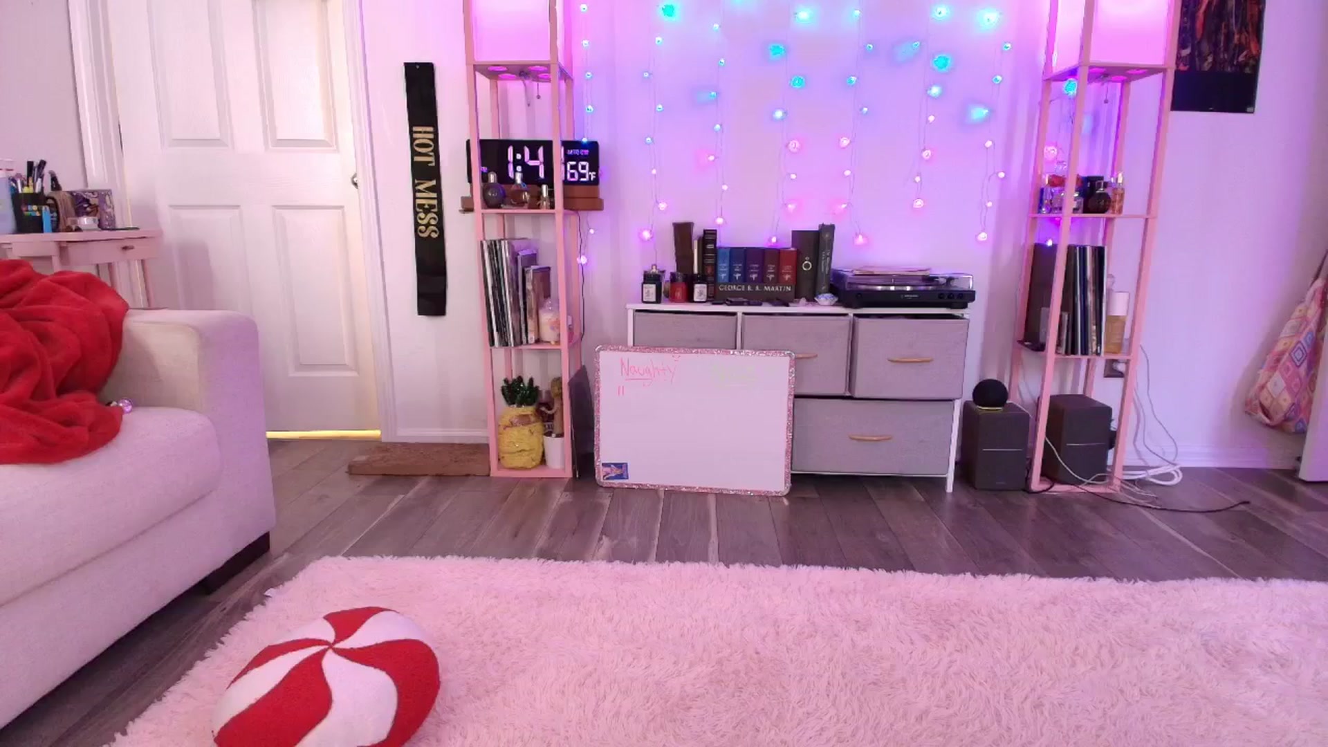 Gallery image thumbnail from AnnaFaux's myfreecams stream on, 12/21/2025, 19:57 image 11 of 20