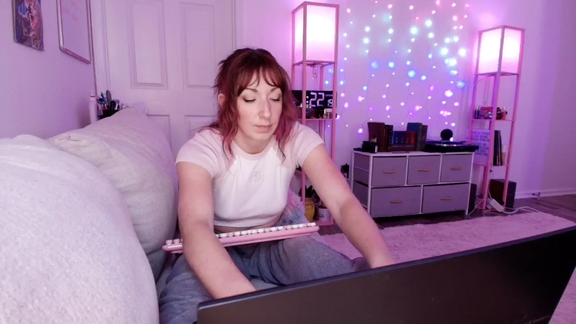 Gallery image thumbnail from AnnaFaux's myfreecams stream on, 04/17/2026, 17:36 image 11 of 20
