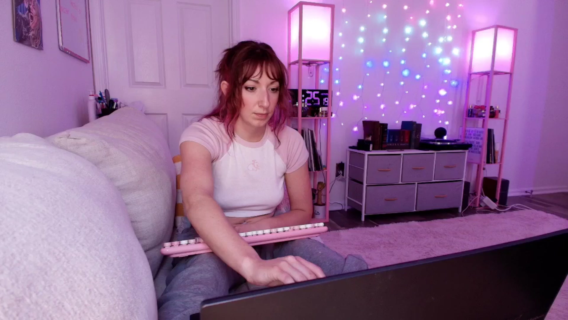 Gallery image thumbnail from AnnaFaux's myfreecams stream on, 04/17/2026, 17:36 image 13 of 20