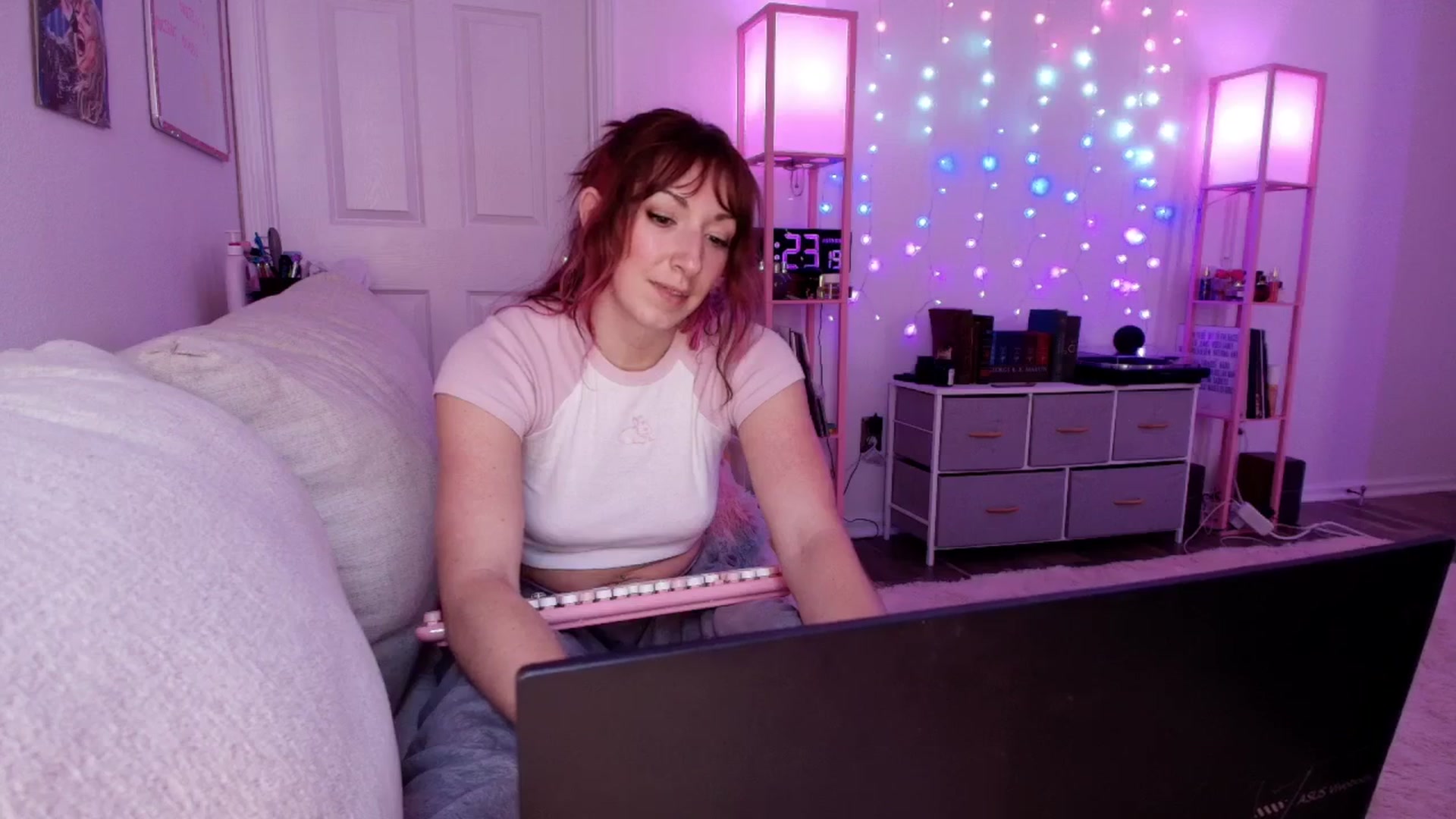 Gallery image thumbnail from AnnaFaux's myfreecams stream on, 04/17/2026, 17:36 image 12 of 20