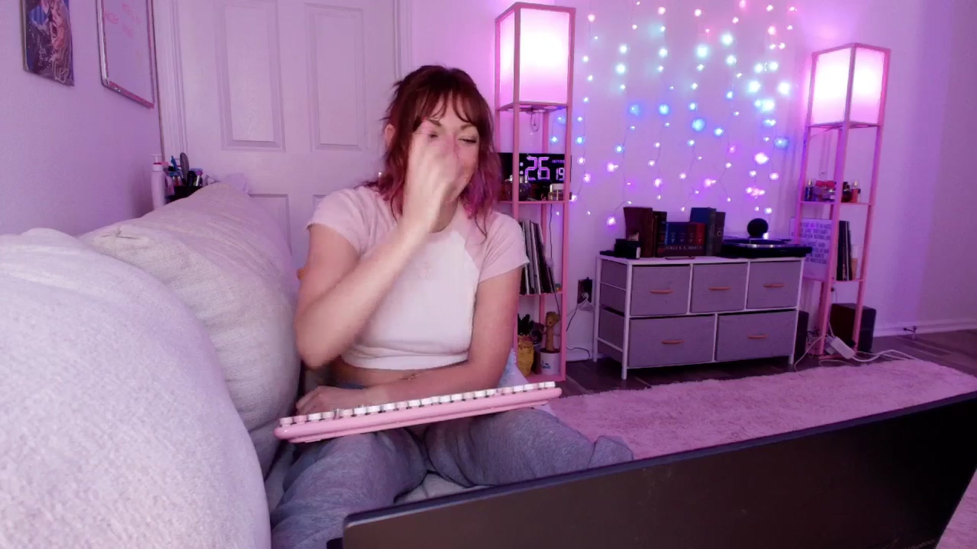 Gallery image thumbnail from AnnaFaux's myfreecams stream on, 04/17/2026, 17:36 image 14 of 20