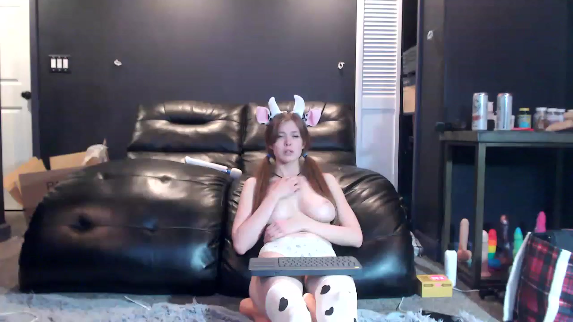 Gallery image thumbnail from AnnaGingerDD's myfreecams stream on, 12/02/2022, 09:46 image 8 of 20