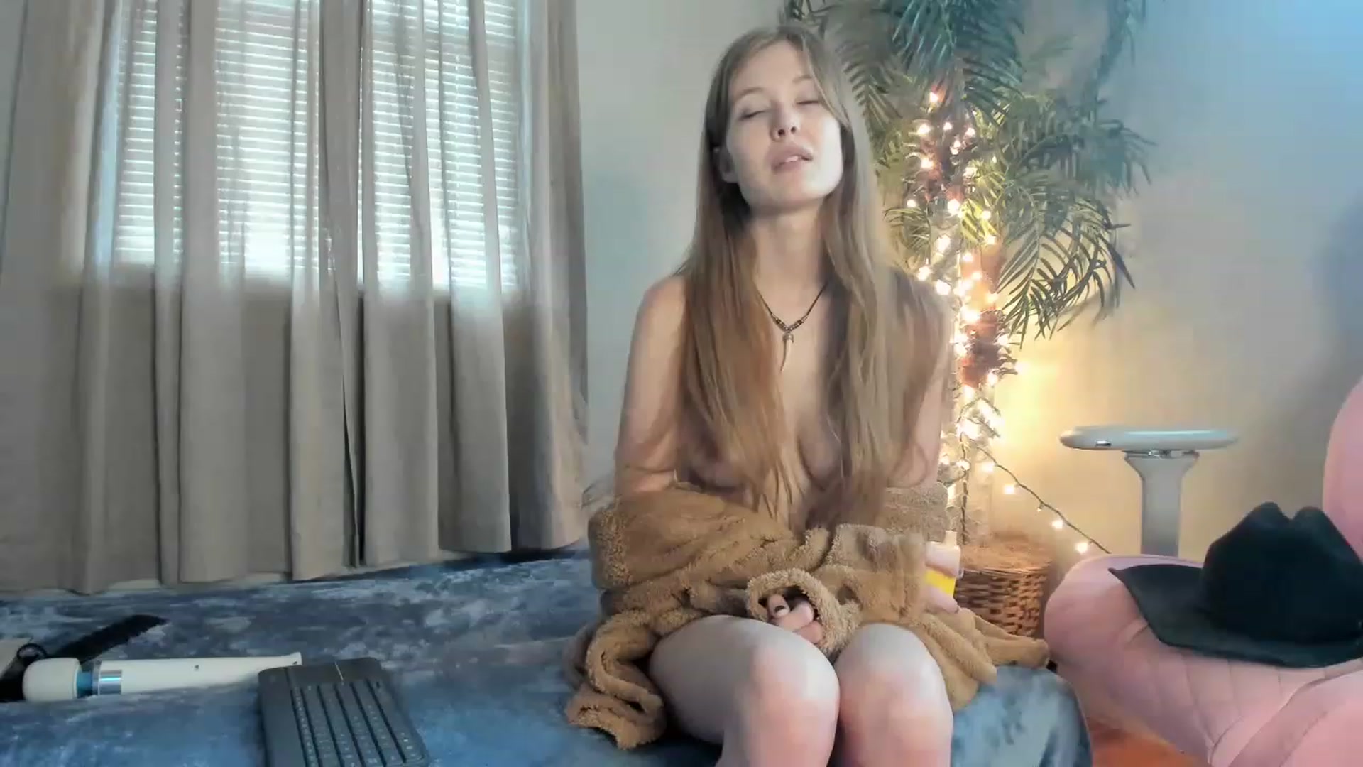 Gallery image thumbnail from AnnaGingerDD's myfreecams stream on, 06/12/2023, 24:20 image 11 of 20