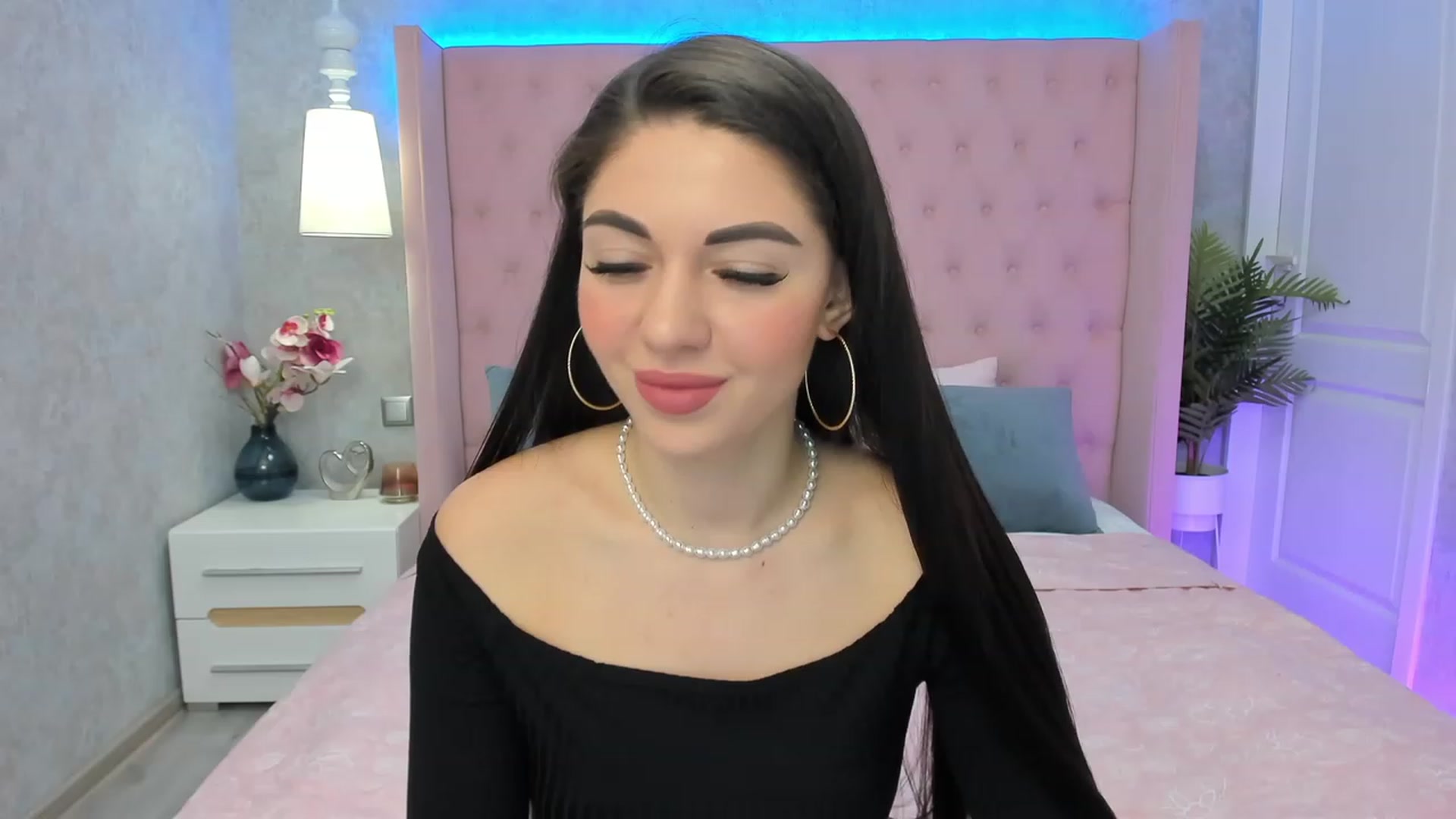 Gallery image thumbnail from AnnaHix's myfreecams stream on, 05/15/2023, 05:50 image 10 of 20