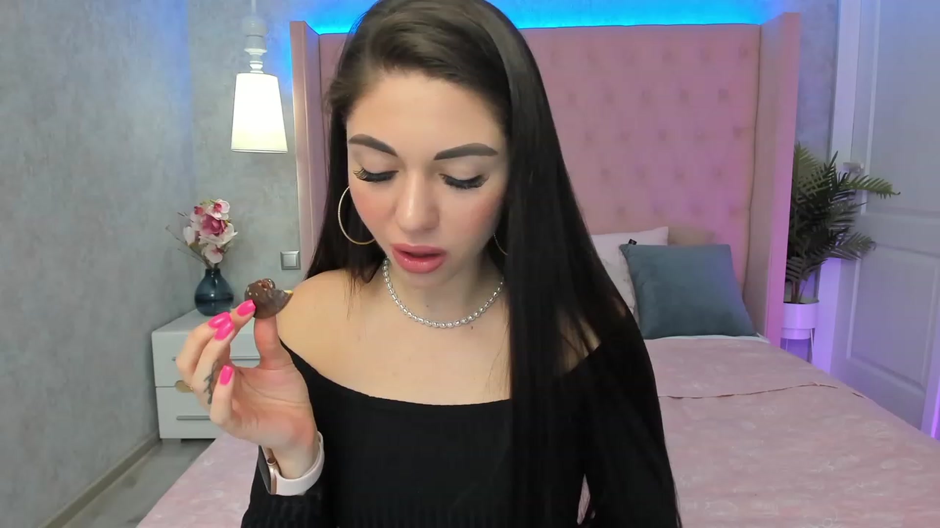 Gallery image thumbnail from AnnaHix's myfreecams stream on, 05/15/2023, 08:08 image 3 of 20