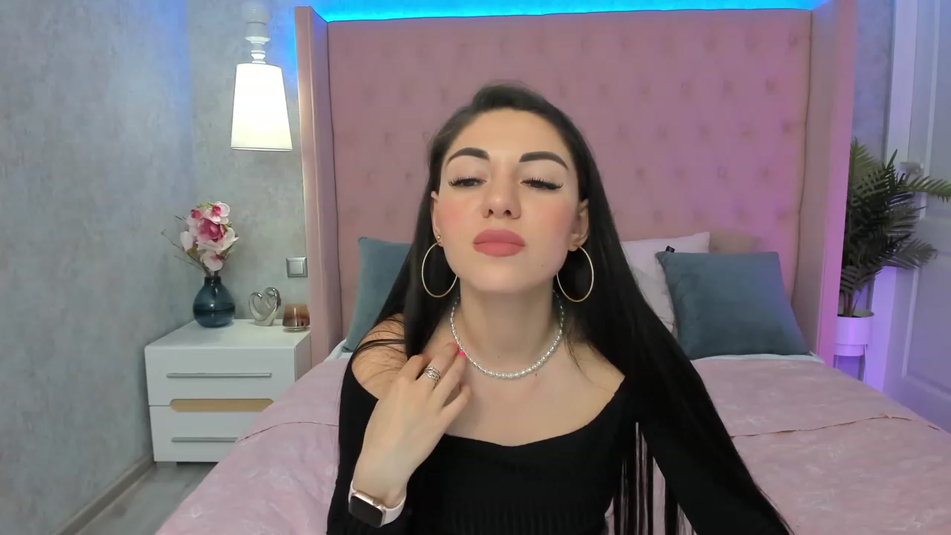 Gallery image thumbnail from AnnaHix's myfreecams stream on, 05/15/2023, 08:08 image 18 of 20