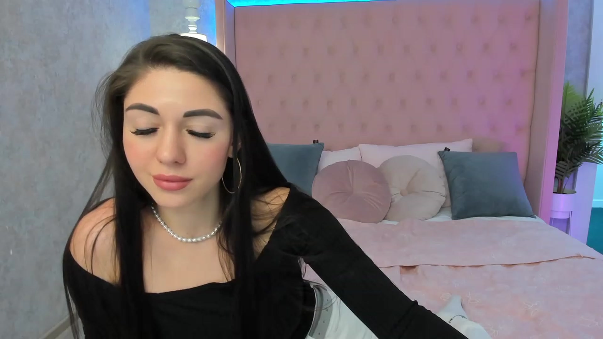 Gallery image thumbnail from AnnaHix's myfreecams stream on, 05/15/2023, 12:03 image 17 of 20