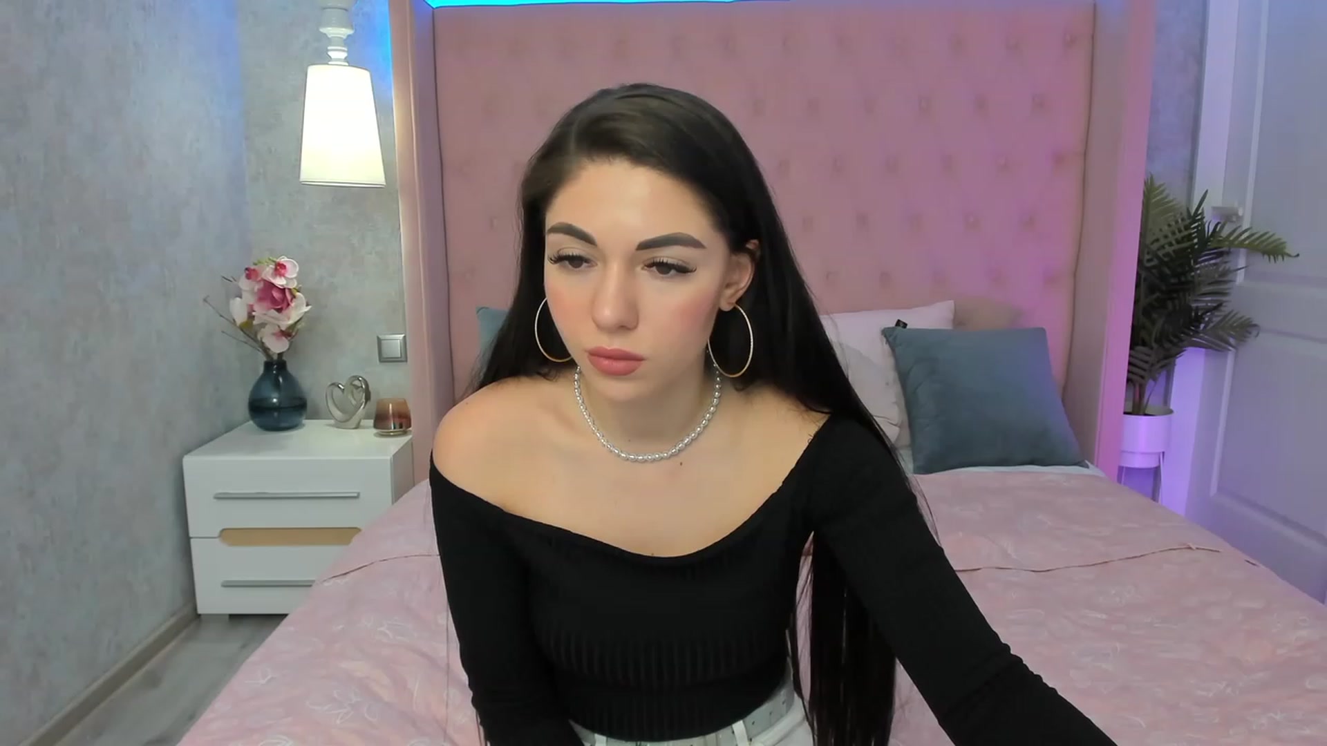 Gallery image thumbnail from AnnaHix's myfreecams stream on, 05/15/2023, 12:03 image 9 of 20