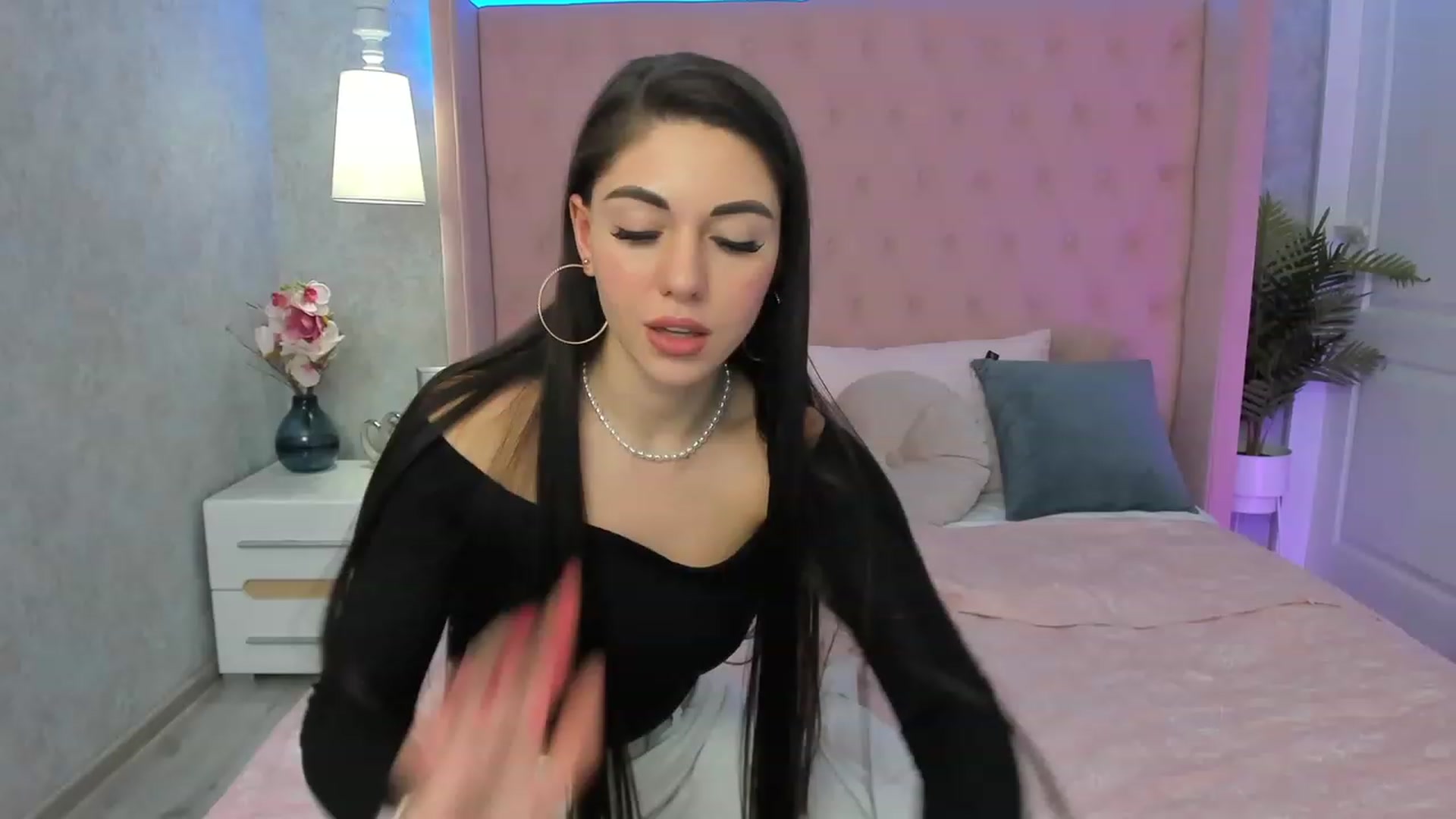 Gallery image thumbnail from AnnaHix's myfreecams stream on, 05/15/2023, 12:03 image 7 of 20