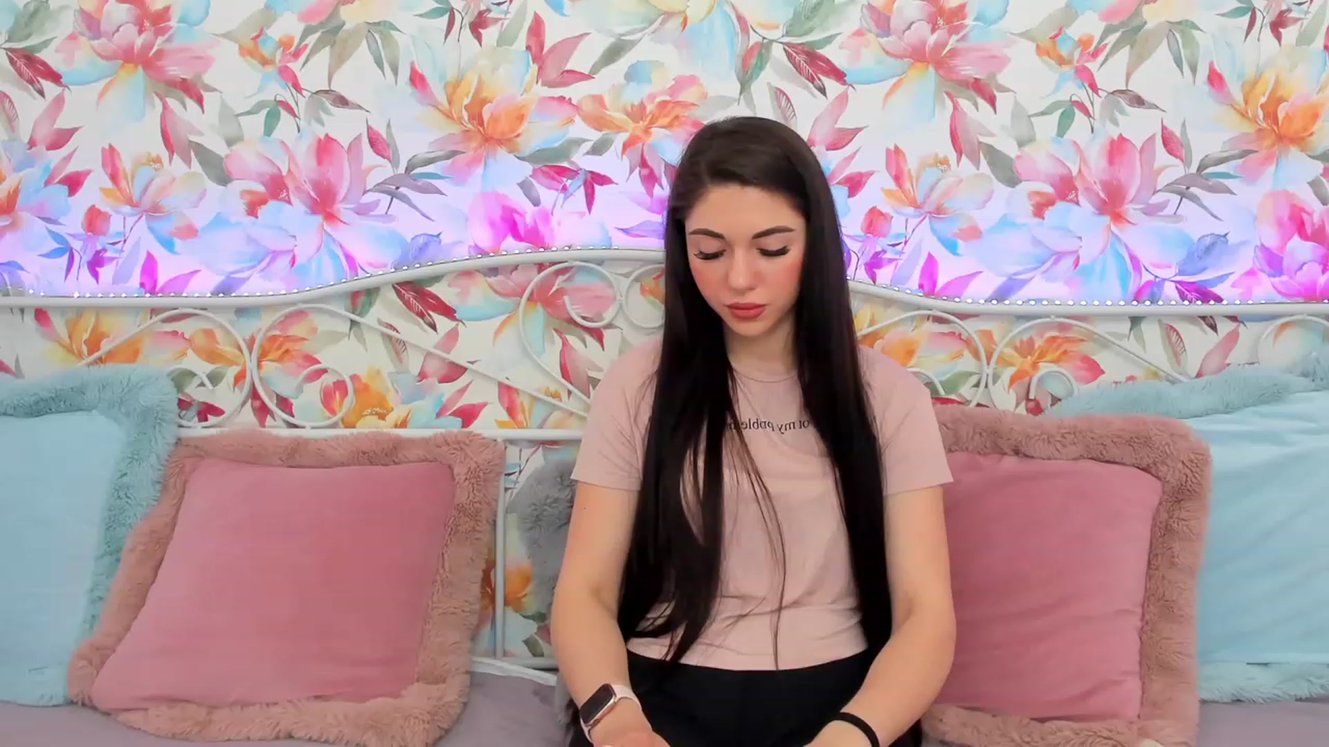 Gallery image thumbnail from AnnaHix's myfreecams stream on, 05/19/2023, 08:32 image 2 of 20