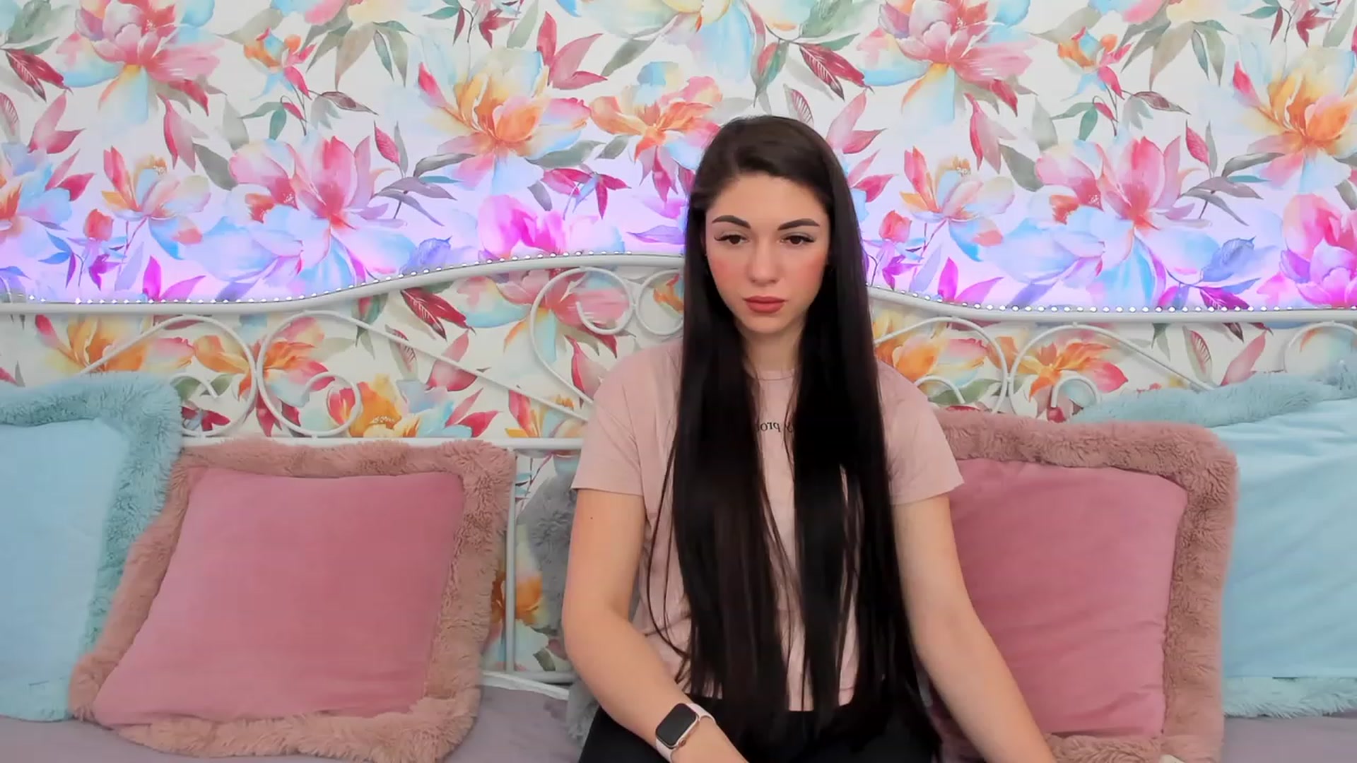 Gallery image thumbnail from AnnaHix's myfreecams stream on, 05/19/2023, 08:32 image 7 of 20