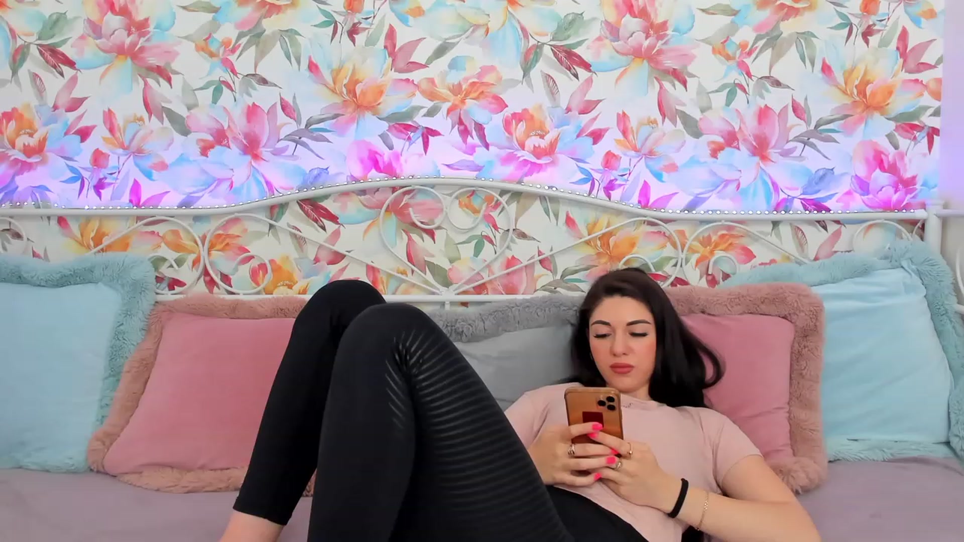 Gallery image thumbnail from AnnaHix's myfreecams stream on, 05/19/2023, 10:02 image 4 of 20