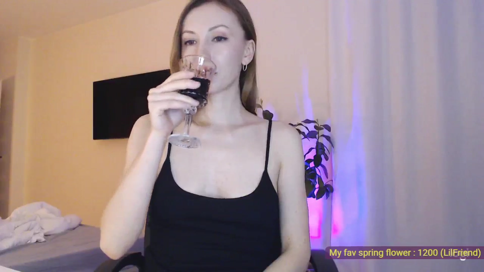 Gallery image thumbnail from AnnaLuv's myfreecams stream on, 03/17/2025, 24:43 image 6 of 20