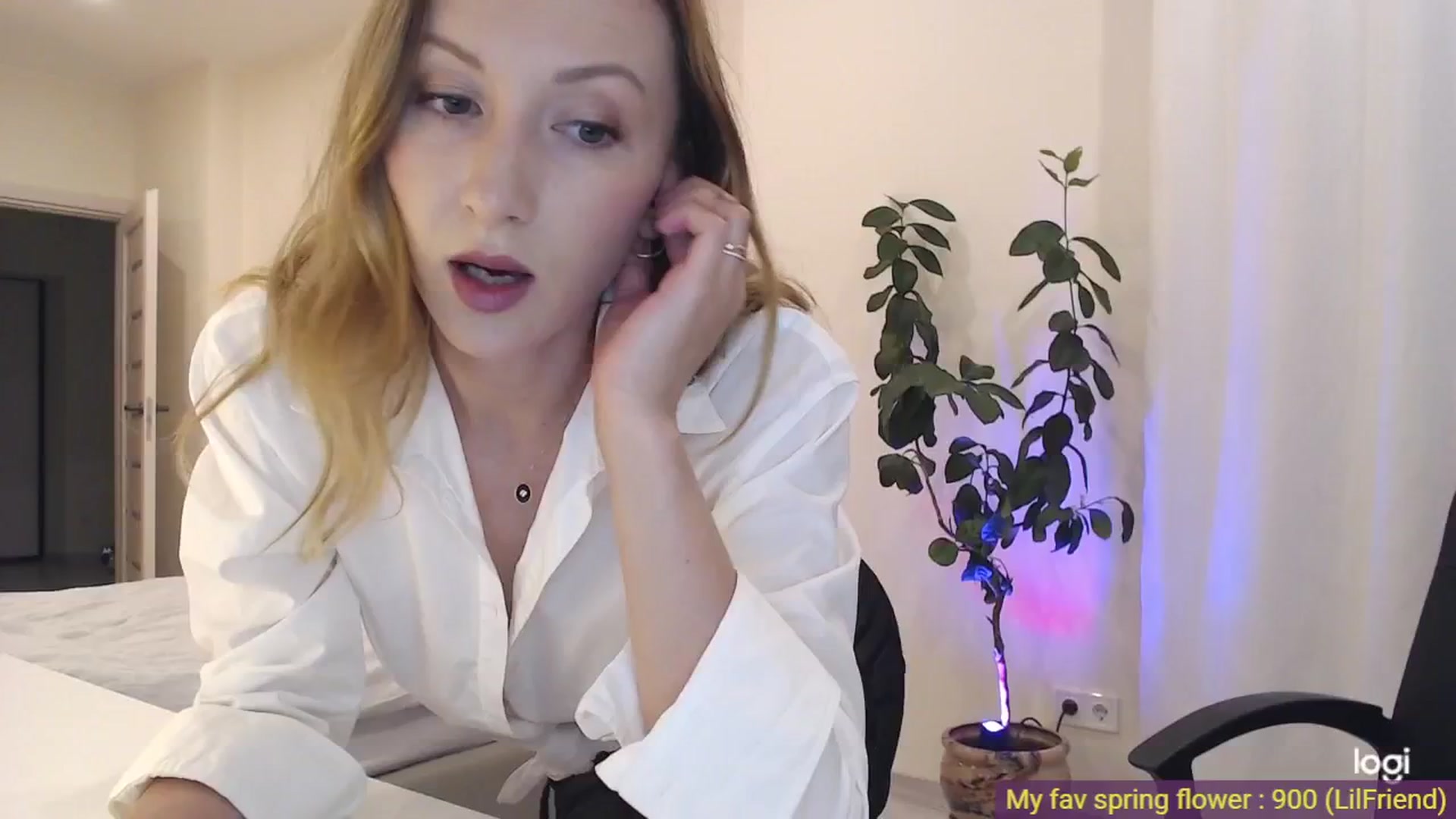 Gallery image thumbnail from AnnaLuv's myfreecams stream on, 05/19/2025, 23:02 image 3 of 20