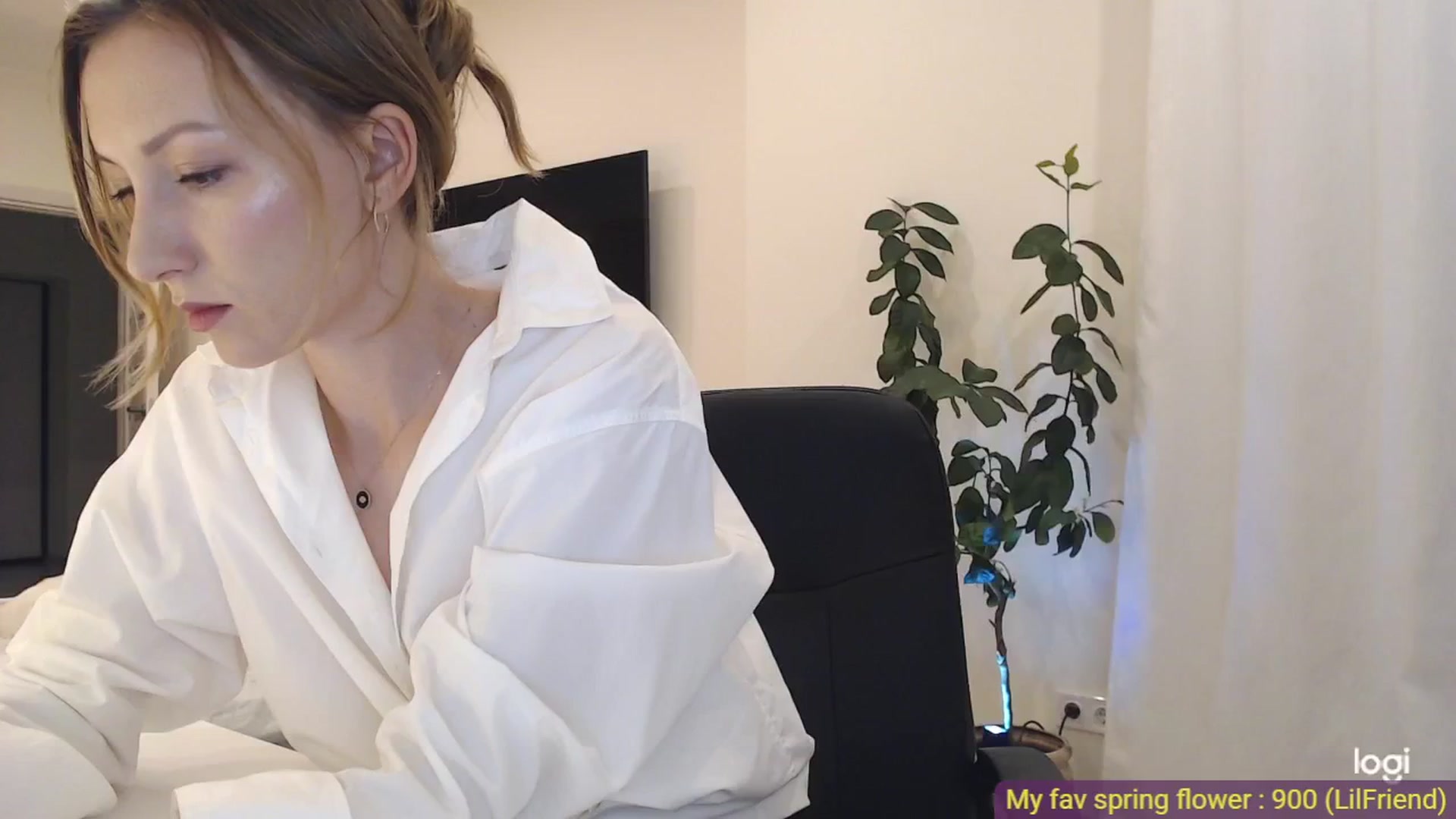 Gallery image thumbnail from AnnaLuv's myfreecams stream on, 05/19/2025, 23:02 image 15 of 20