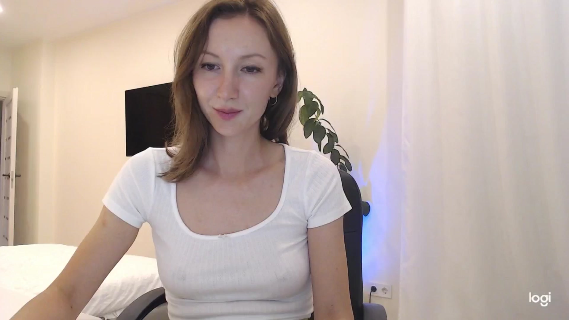 Gallery image thumbnail from AnnaLuv's myfreecams stream on, 09/06/2025, 22:35 image 17 of 20