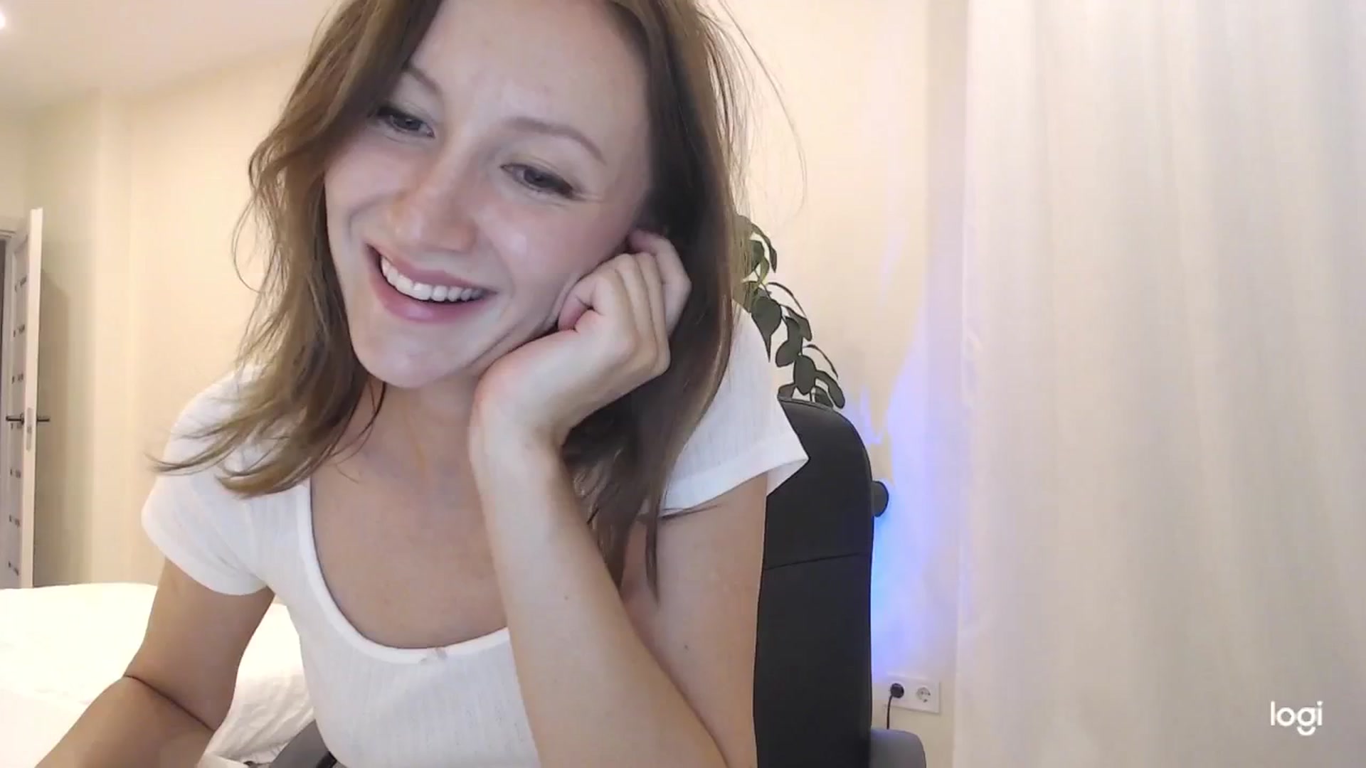 Gallery image thumbnail from AnnaLuv's myfreecams stream on, 09/06/2025, 22:35 image 6 of 20