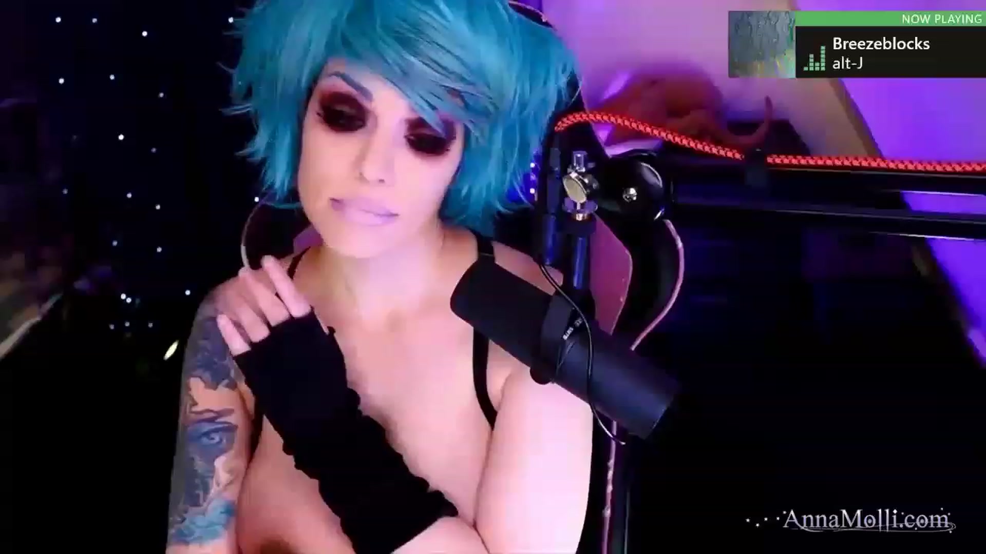 Gallery image thumbnail from AnnaMolli's myfreecams stream on, 04/03/2023, 03:40 image 9 of 20