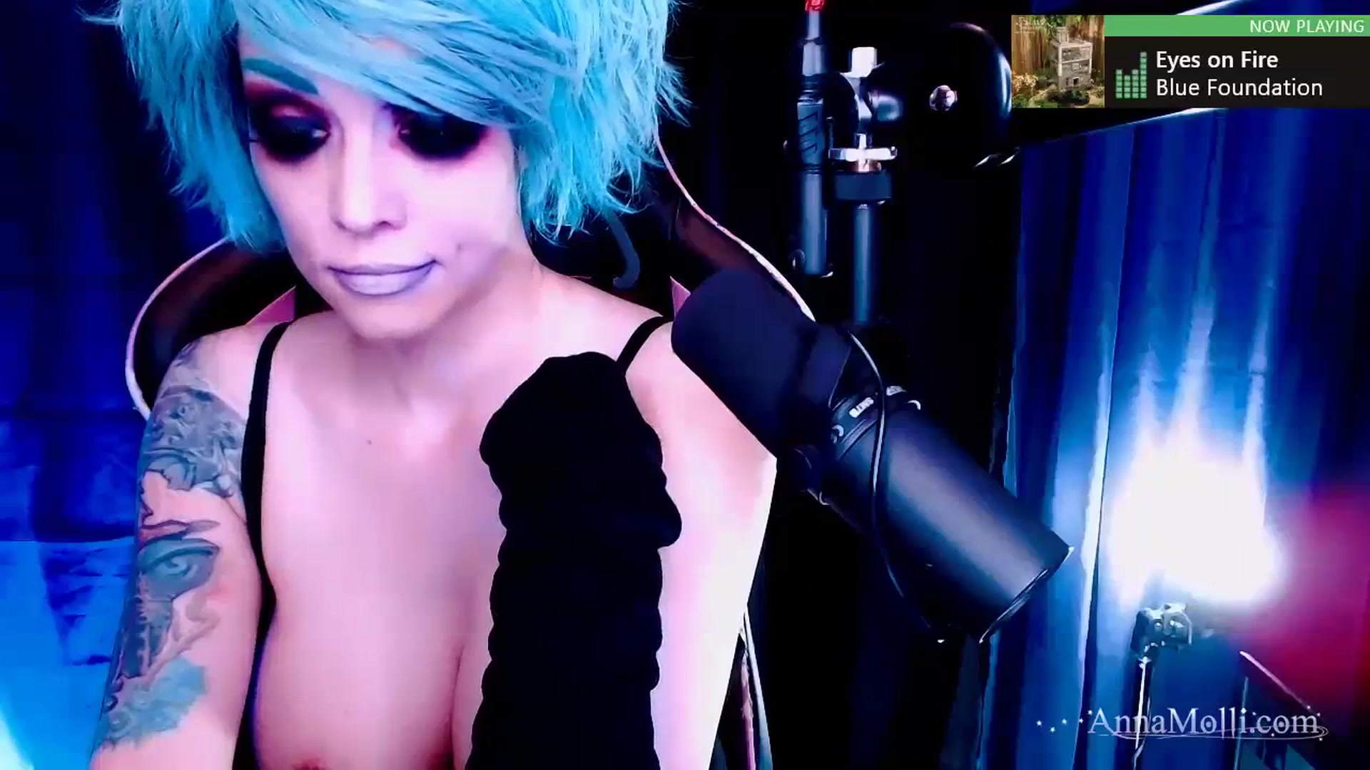 Gallery image thumbnail from AnnaMolli's myfreecams stream on, 10/30/2023, 03:46 image 16 of 20