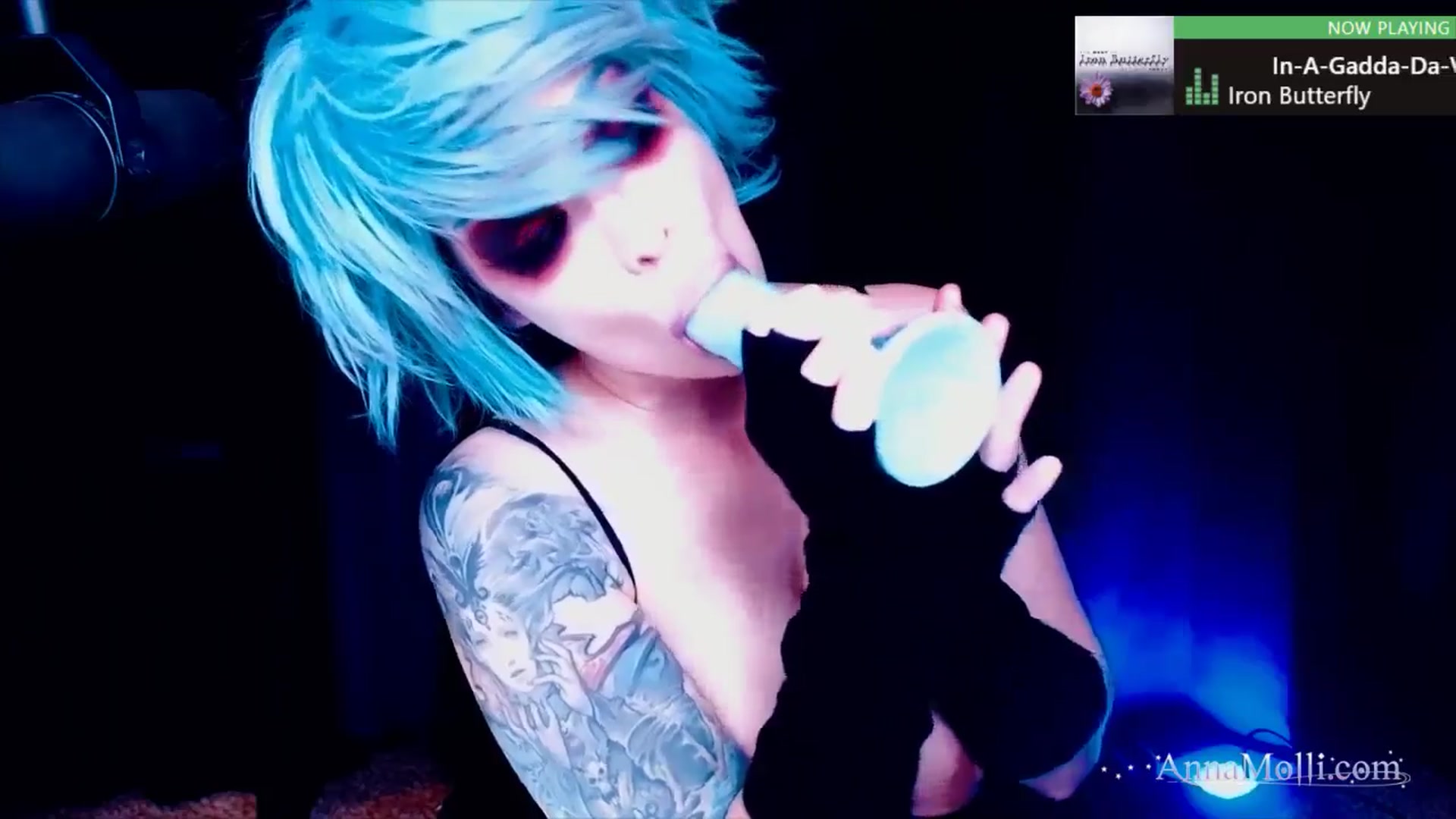 Gallery image thumbnail from AnnaMolli's myfreecams stream on, 06/19/2024, 04:04 image 6 of 20