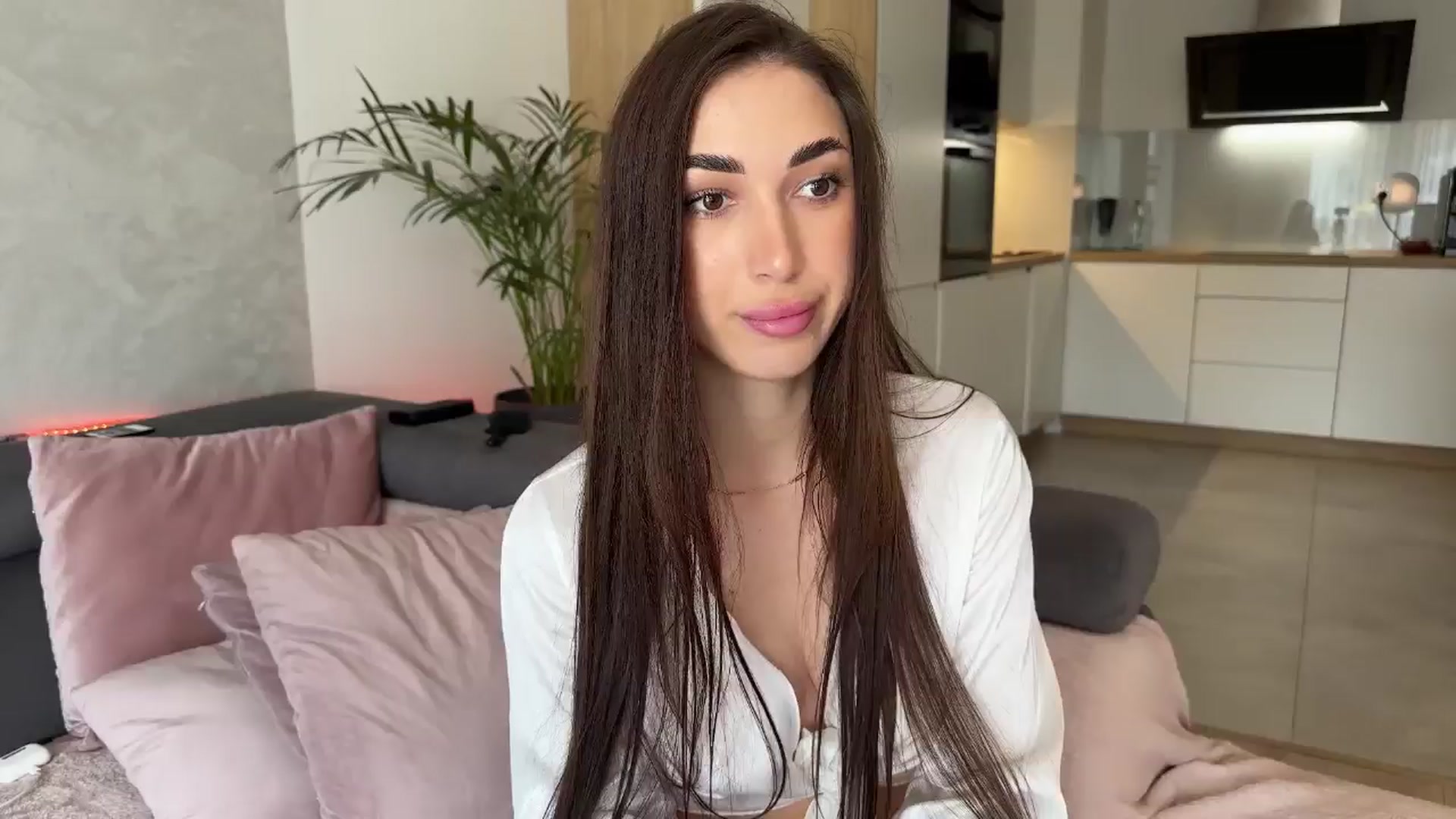 Gallery image thumbnail from AnnaQPassion's myfreecams stream on, 05/03/2025, 10:33 image 1 of 20